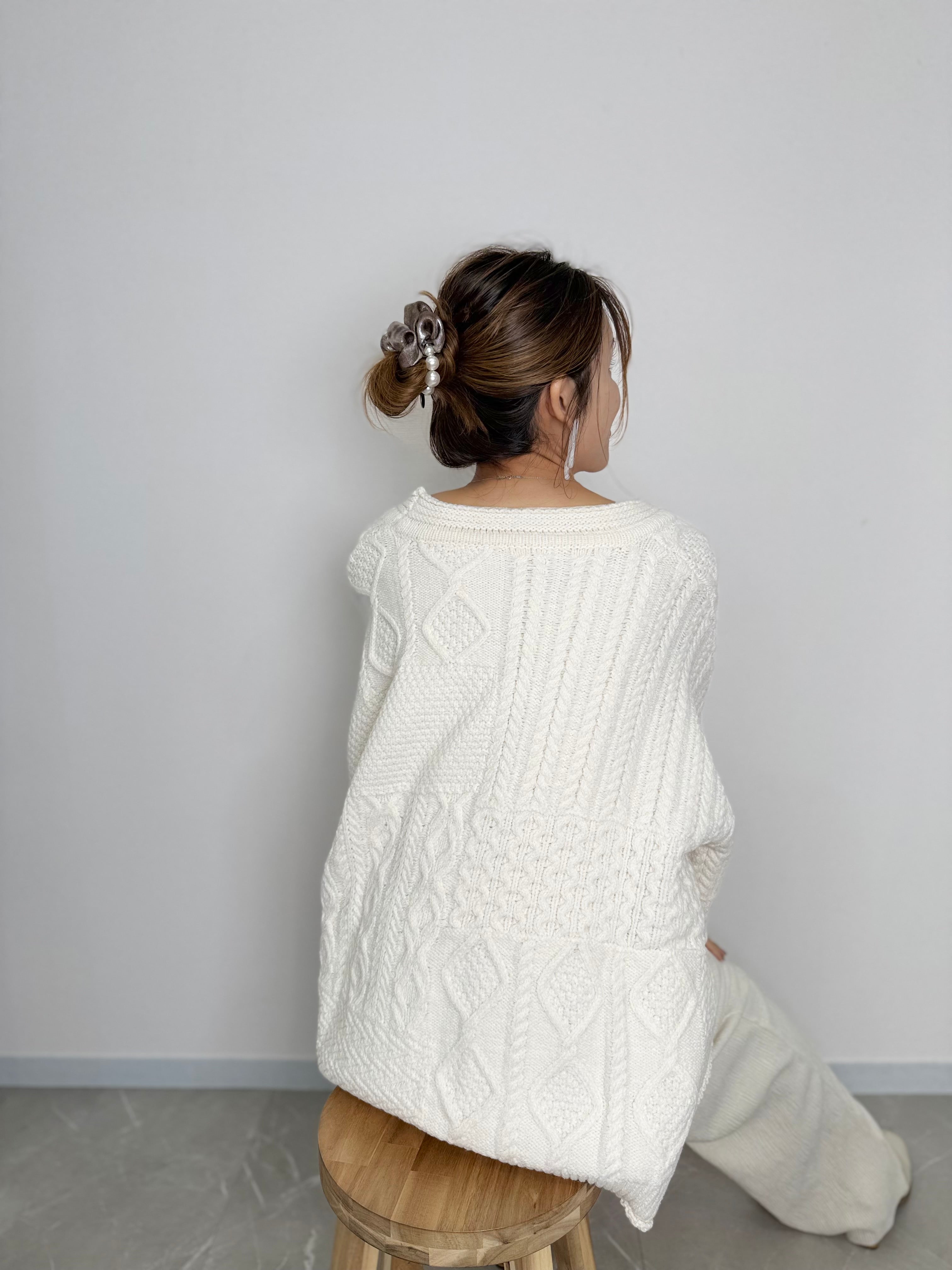 CABLE V NECK OVER KNIT