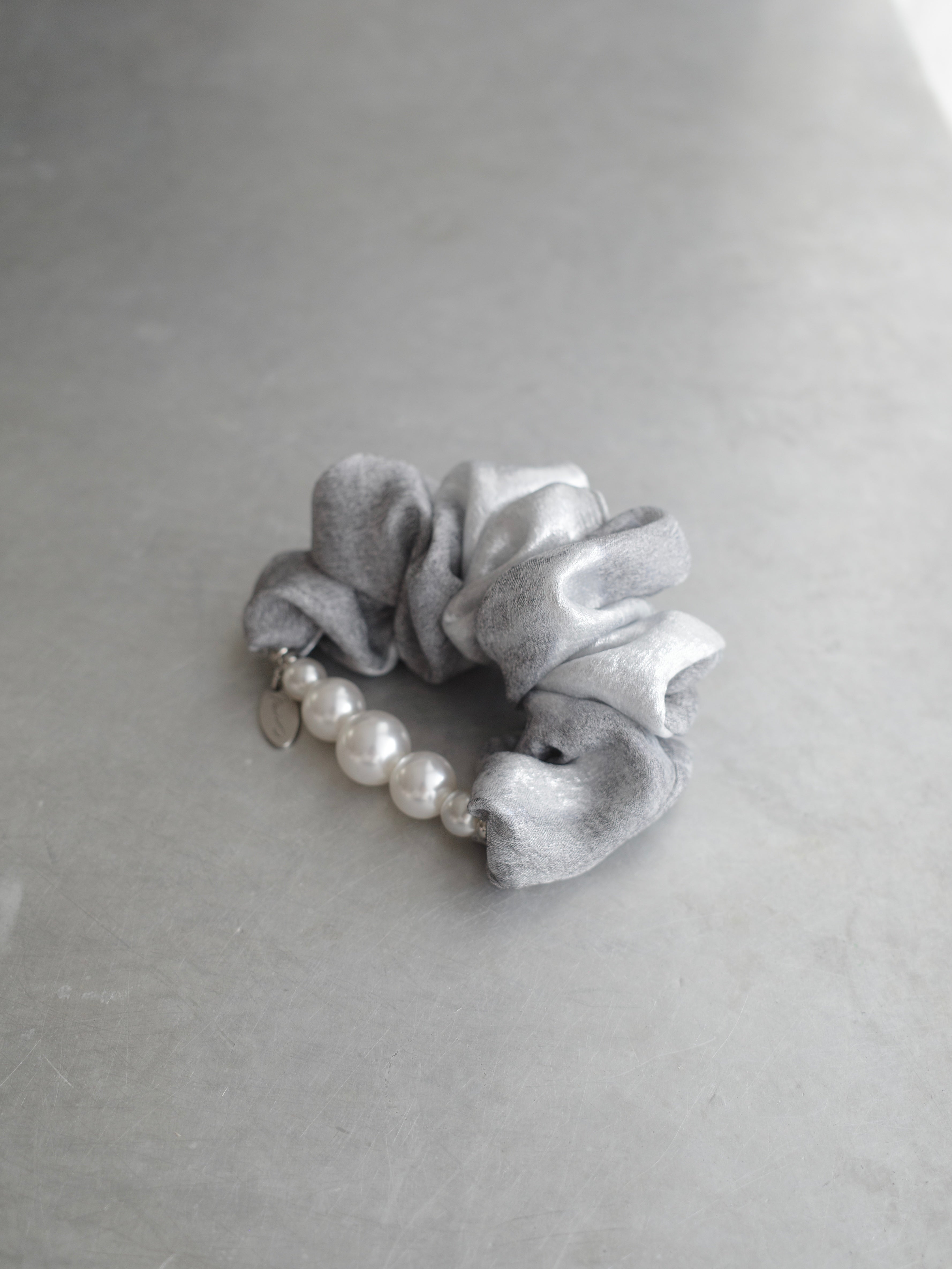5 PEARL SCRUNCHIE