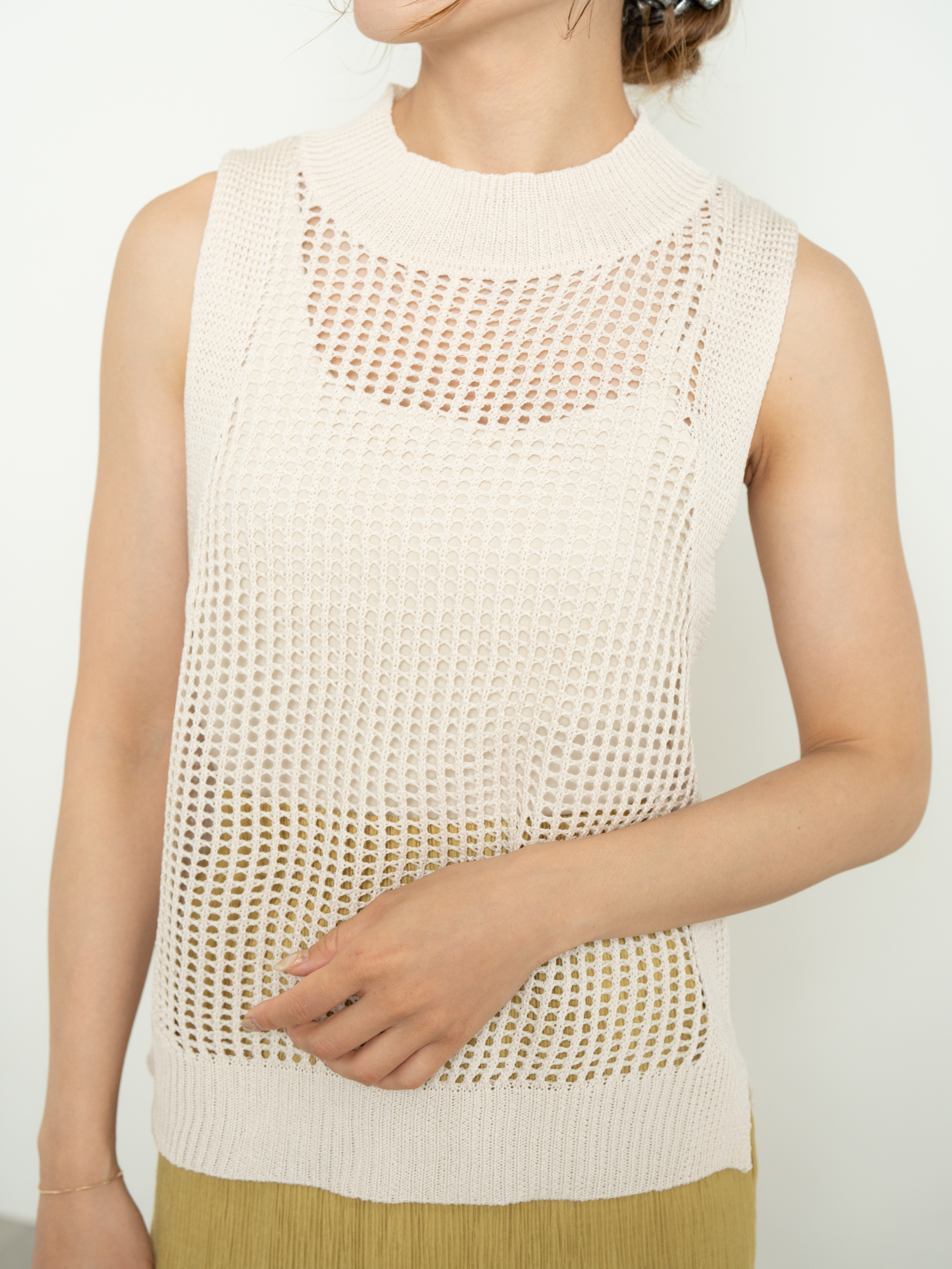 SLEEVELESS MESH KNIT TOP