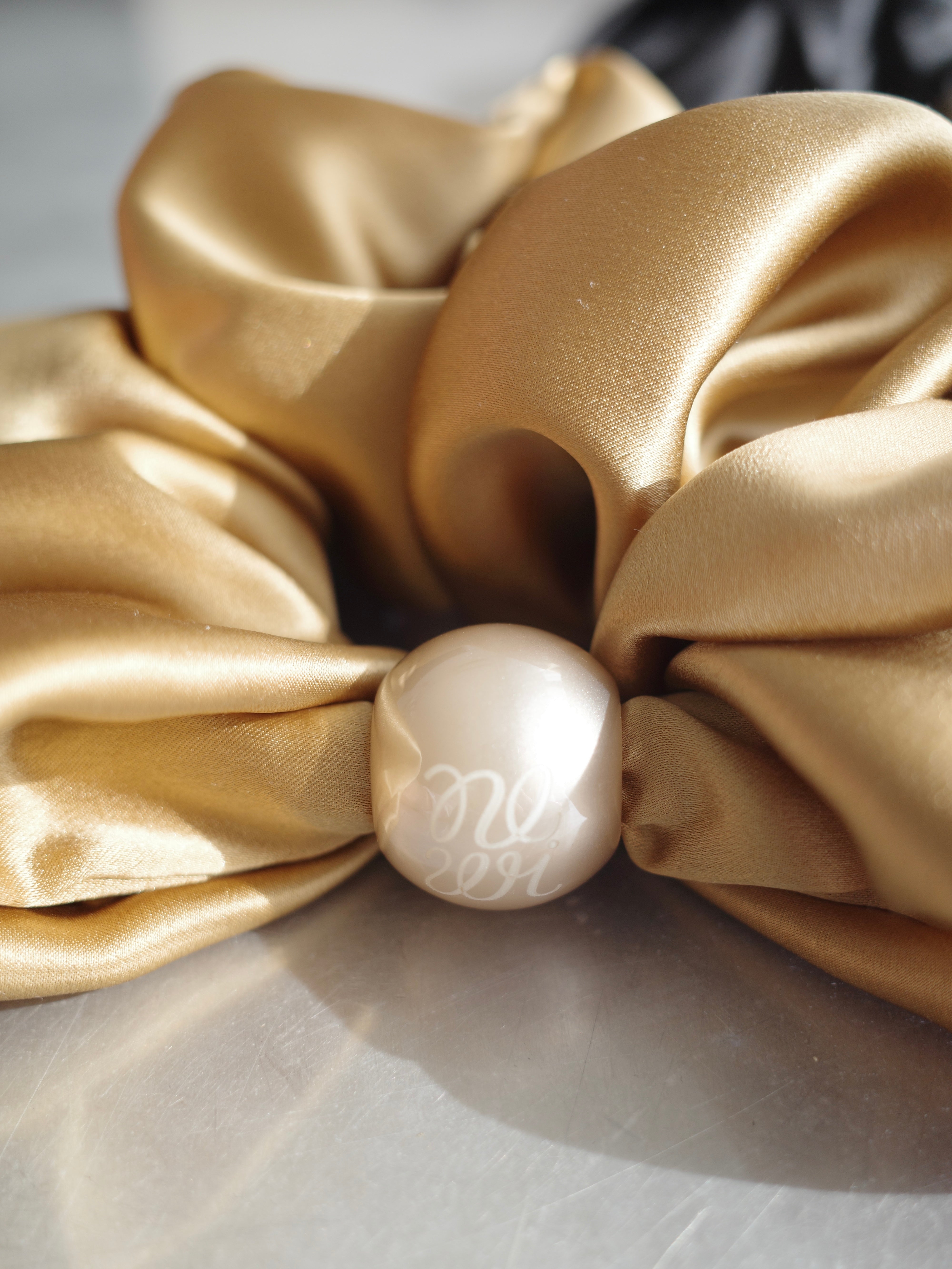 NEWI SILK PEARL SCRUNCHIE 〈CLASSIC〉