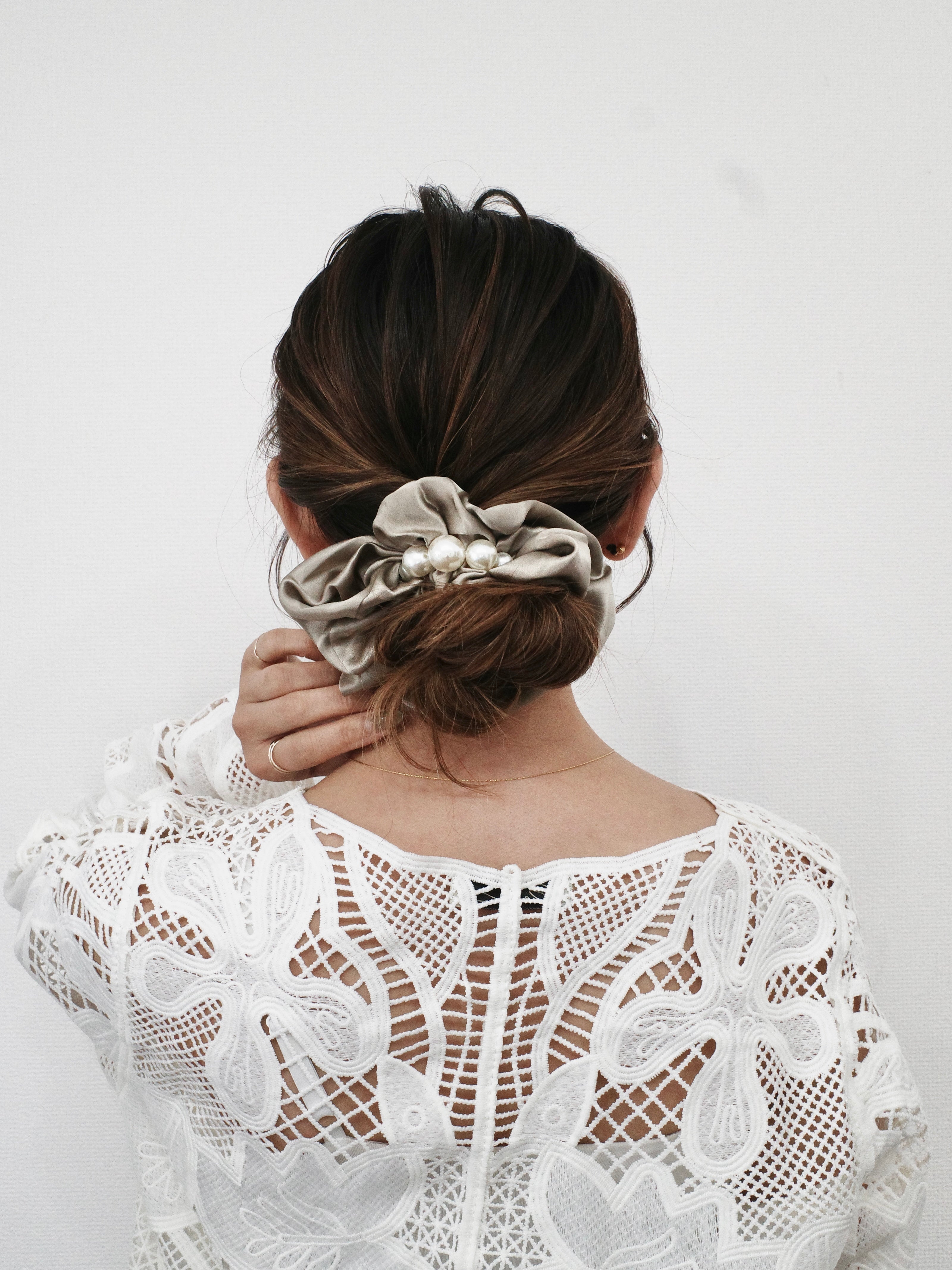 NEWI SILK FIVE PEARL SCRUNCHIE【ELEGANT】