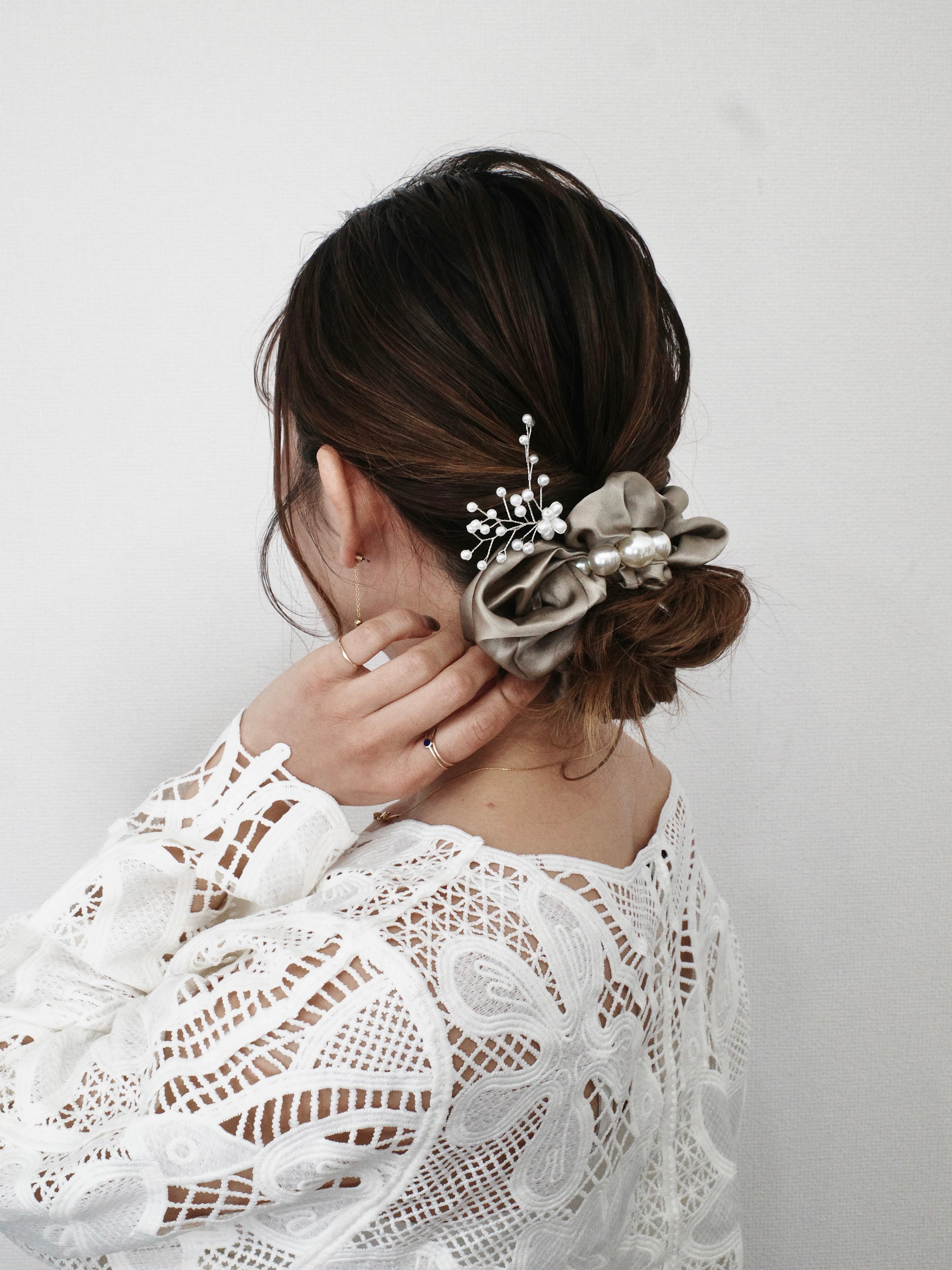 NEWI SILK FIVE PEARL SCRUNCHIE【ELEGANT】