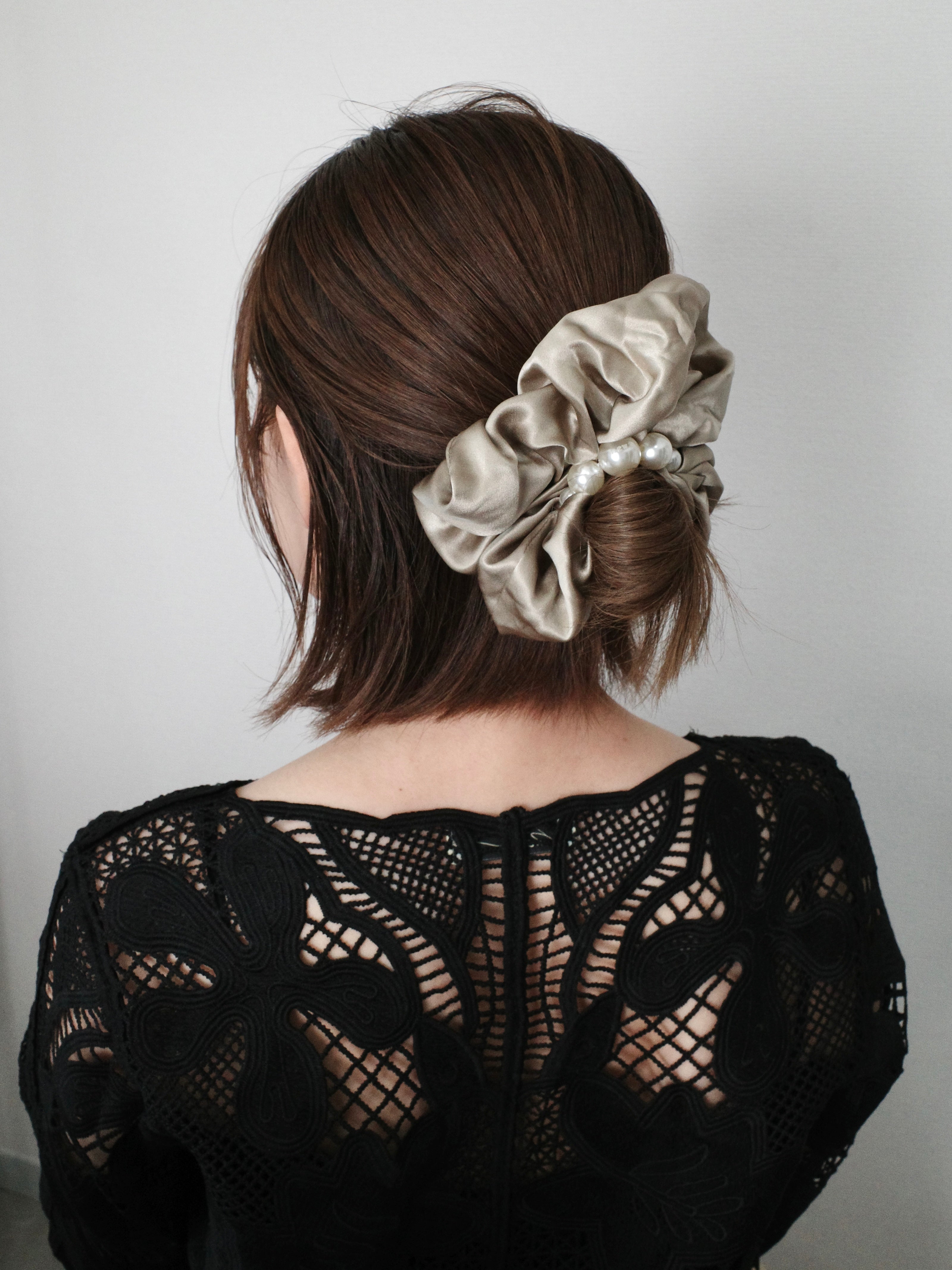 NEWI SILK FIVE PEARL SCRUNCHIE【ELEGANT】