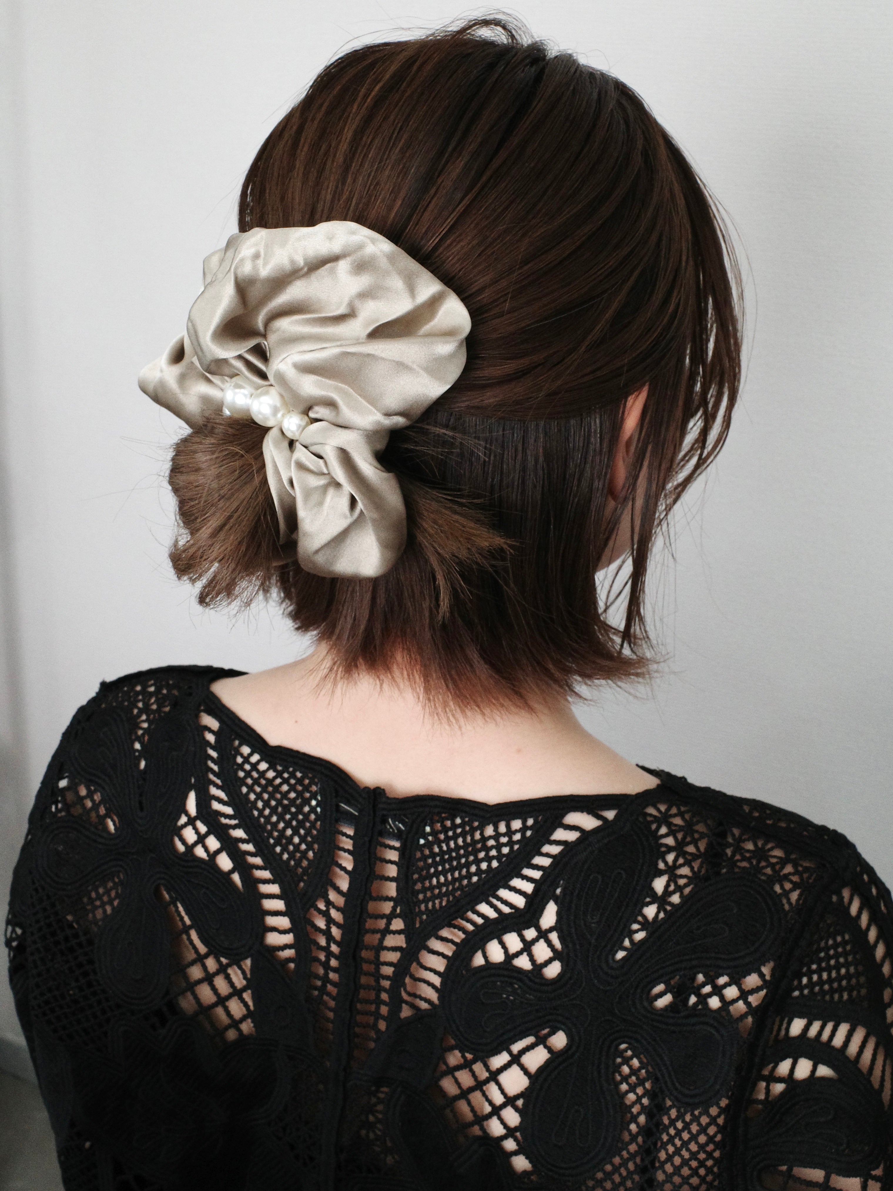 NEWI SILK FIVE PEARL SCRUNCHIE【ELEGANT】
