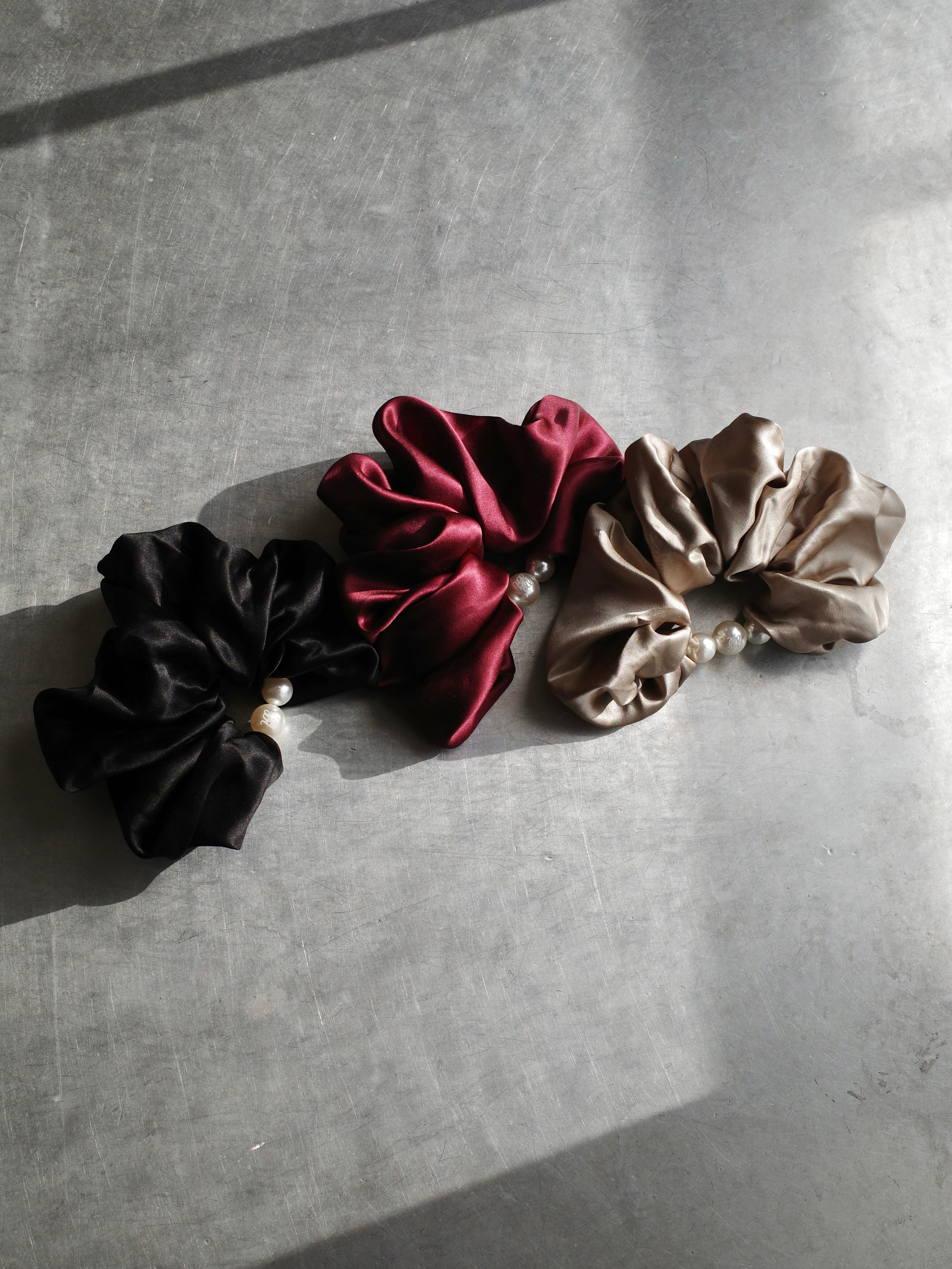 NEWI SILK FIVE PEARL SCRUNCHIE【ELEGANT】