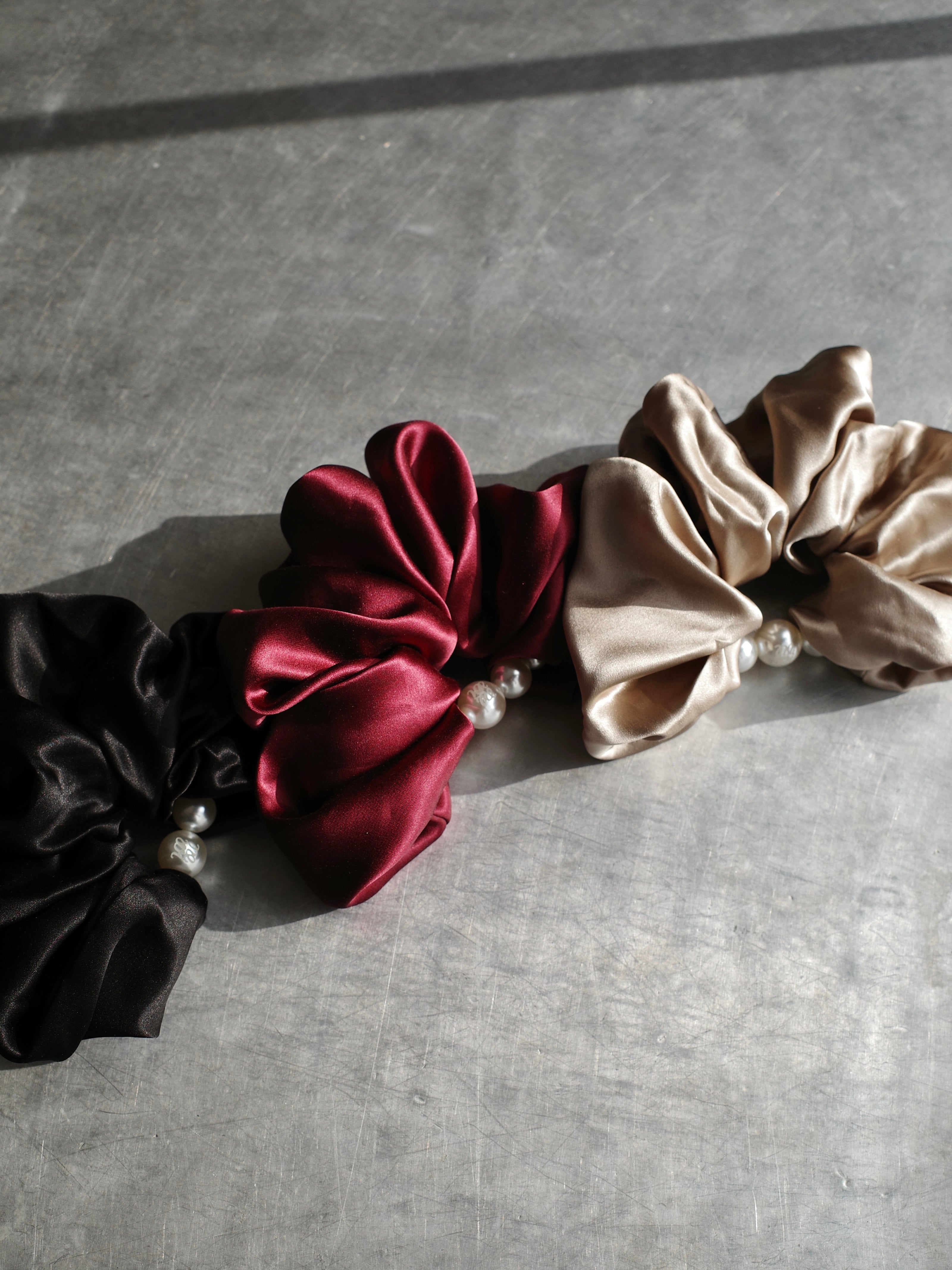 NEWI SILK FIVE PEARL SCRUNCHIE【ELEGANT】