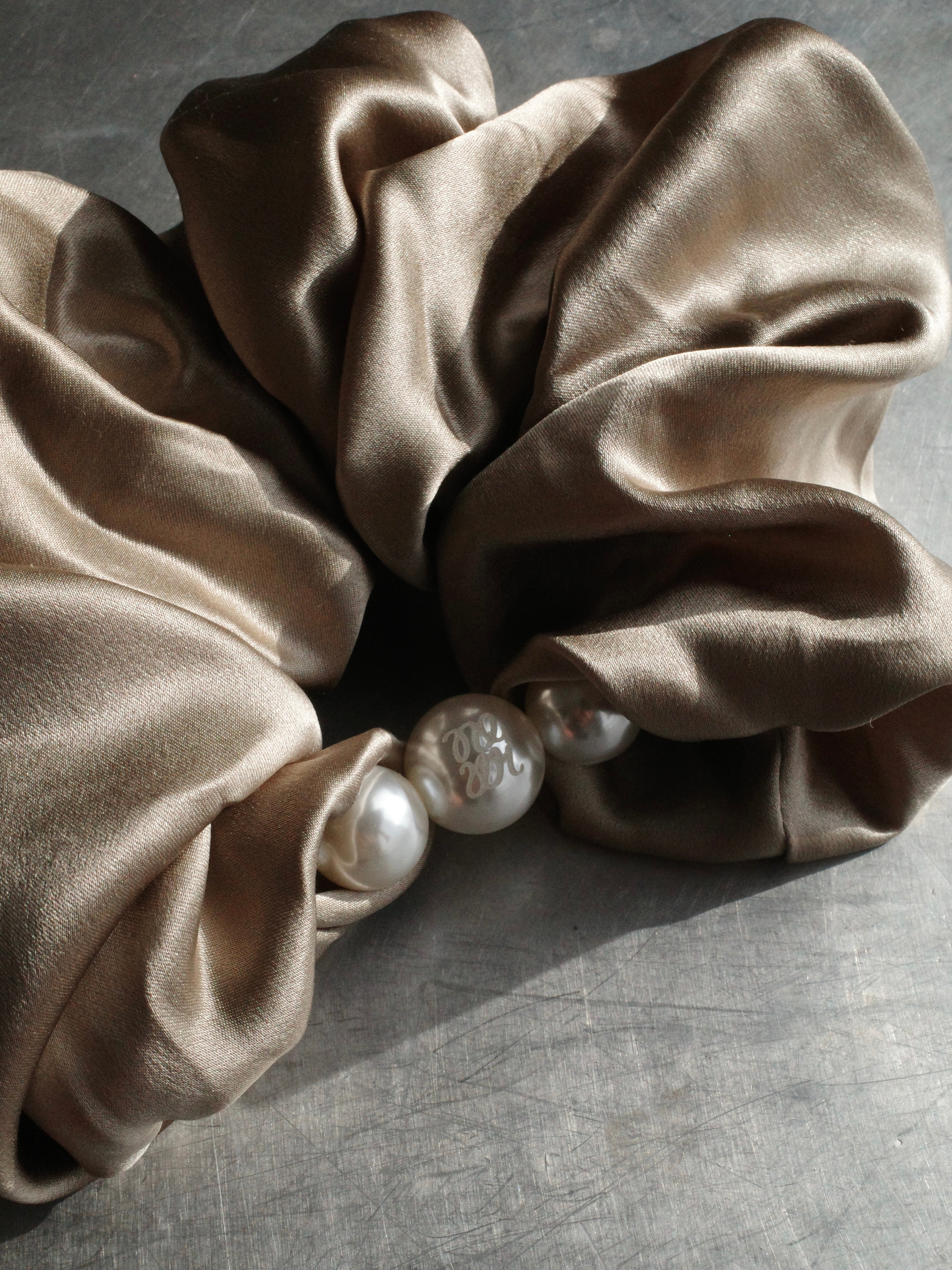 NEWI SILK FIVE PEARL SCRUNCHIE【ELEGANT】
