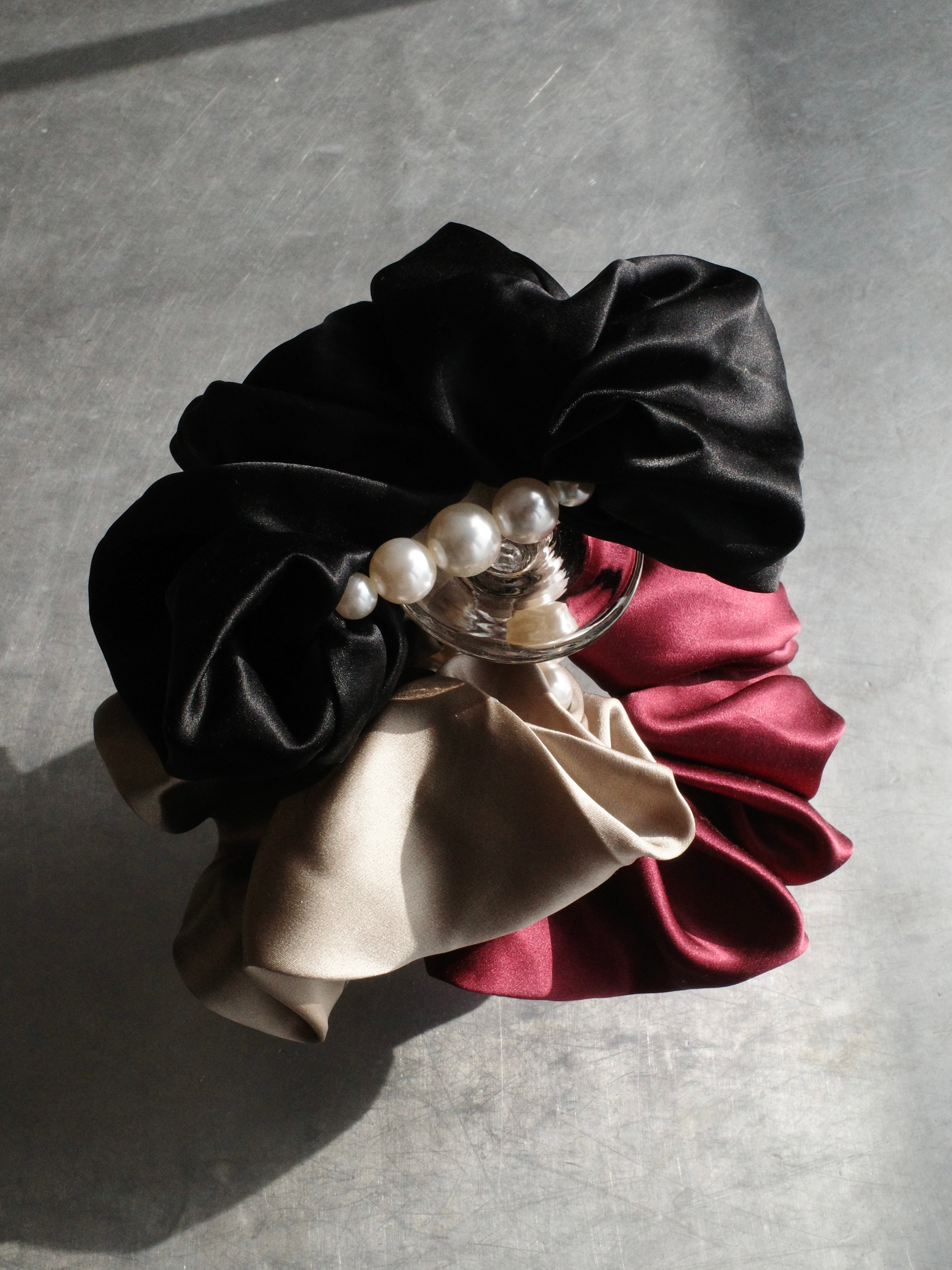 NEWI SILK FIVE PEARL SCRUNCHIE【ELEGANT】