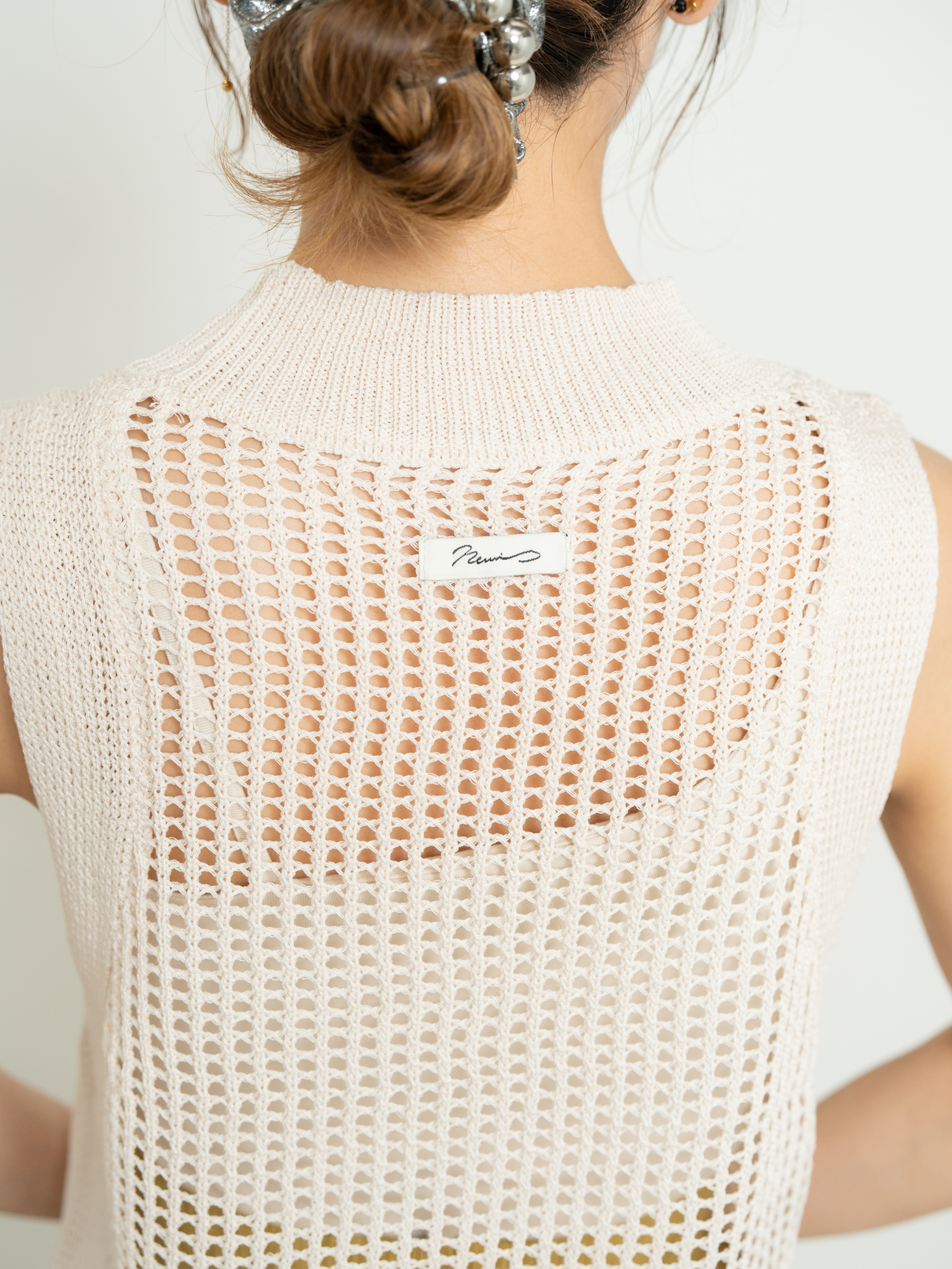 SLEEVELESS MESH KNIT TOP