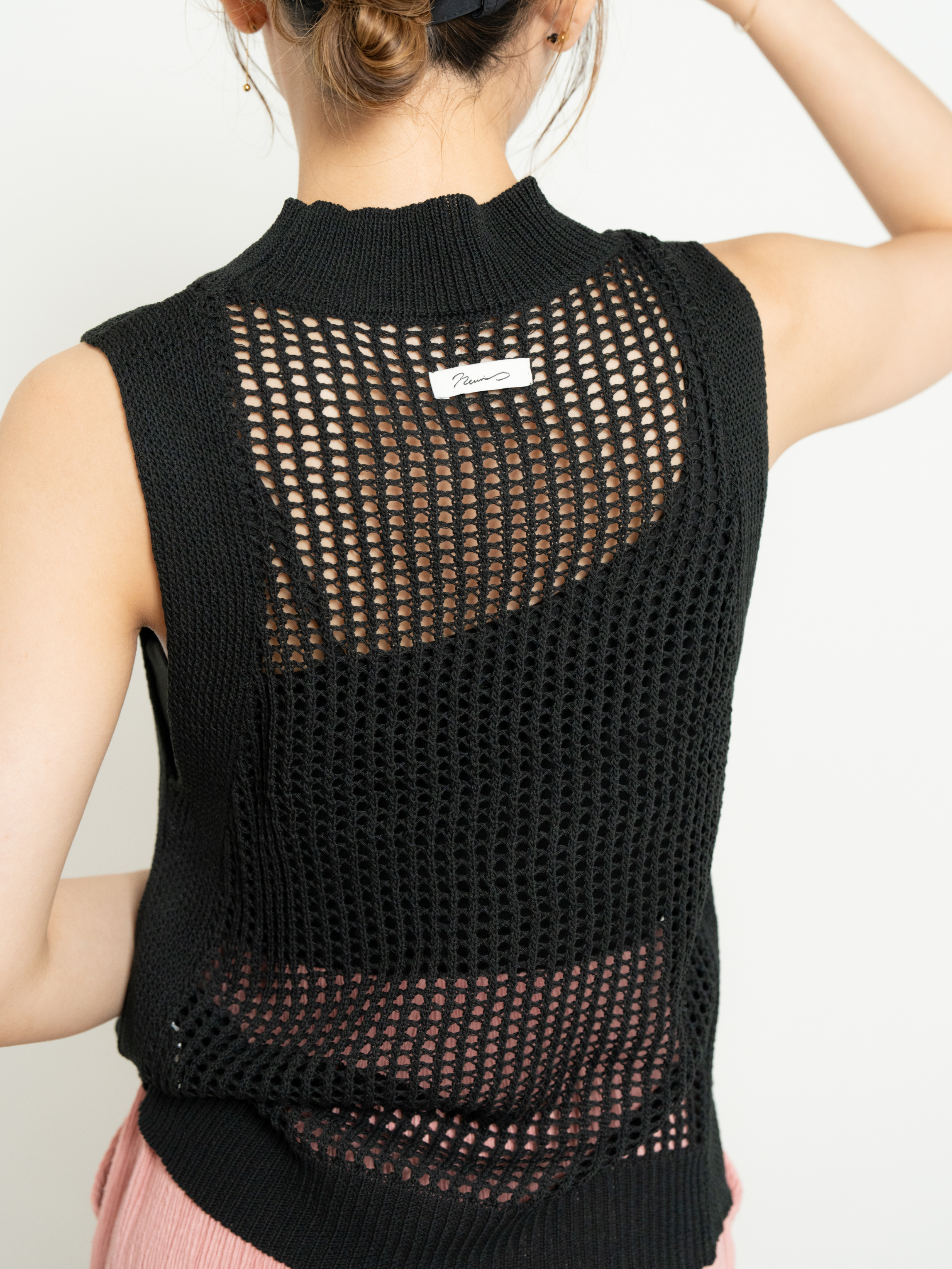 SLEEVELESS MESH KNIT TOP