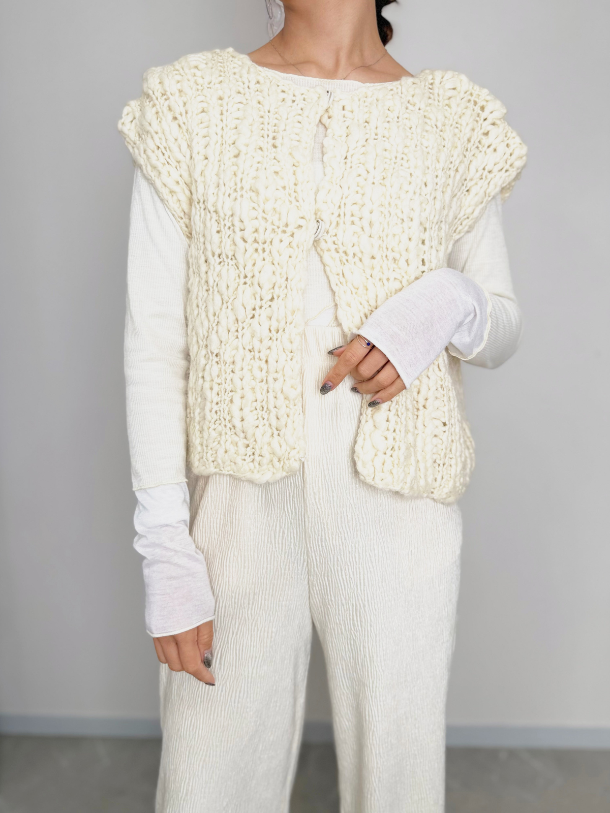 【10/23(金) 20:00〜 再販】HAND KNIT VEST