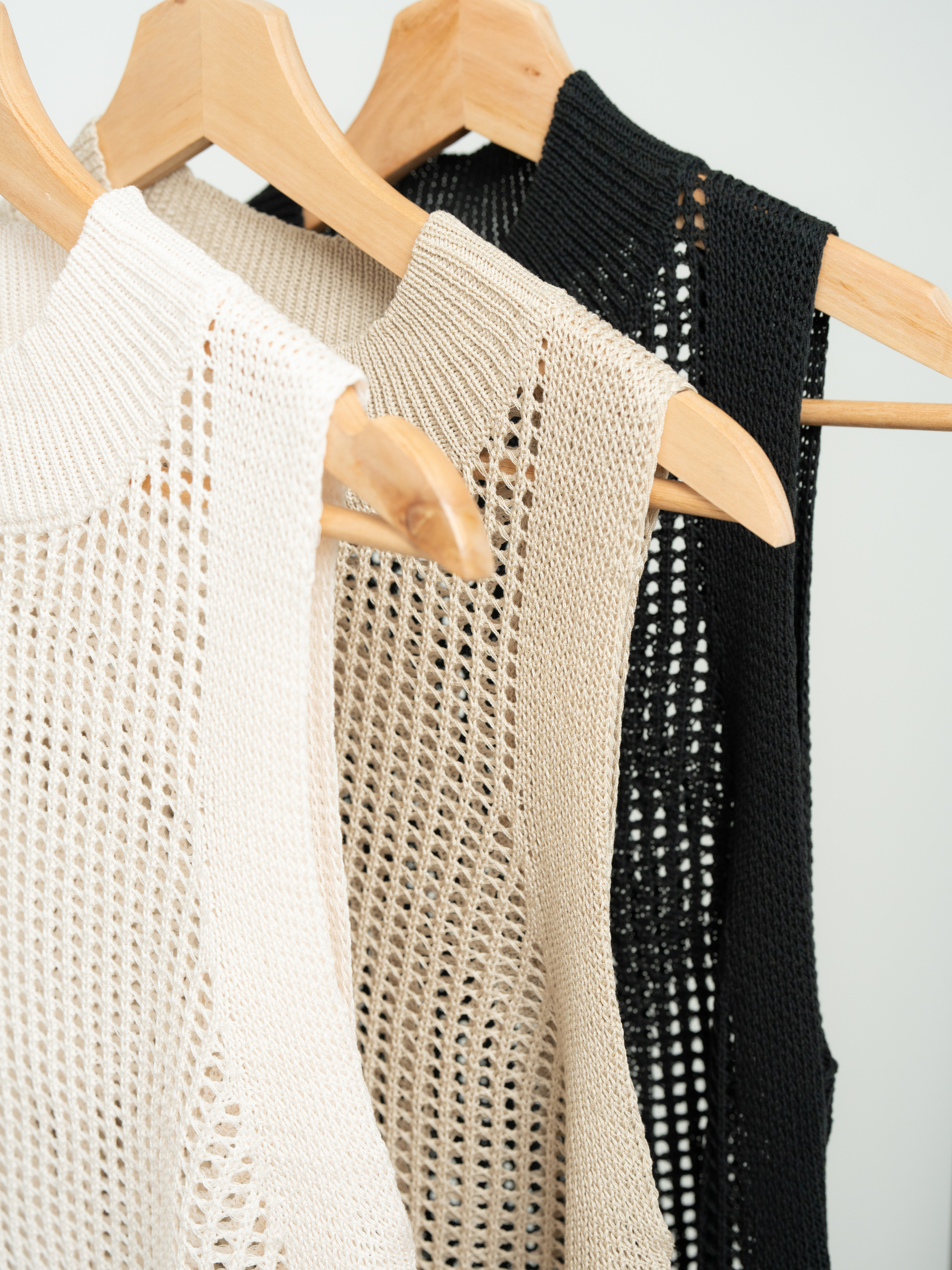 SLEEVELESS MESH KNIT TOP
