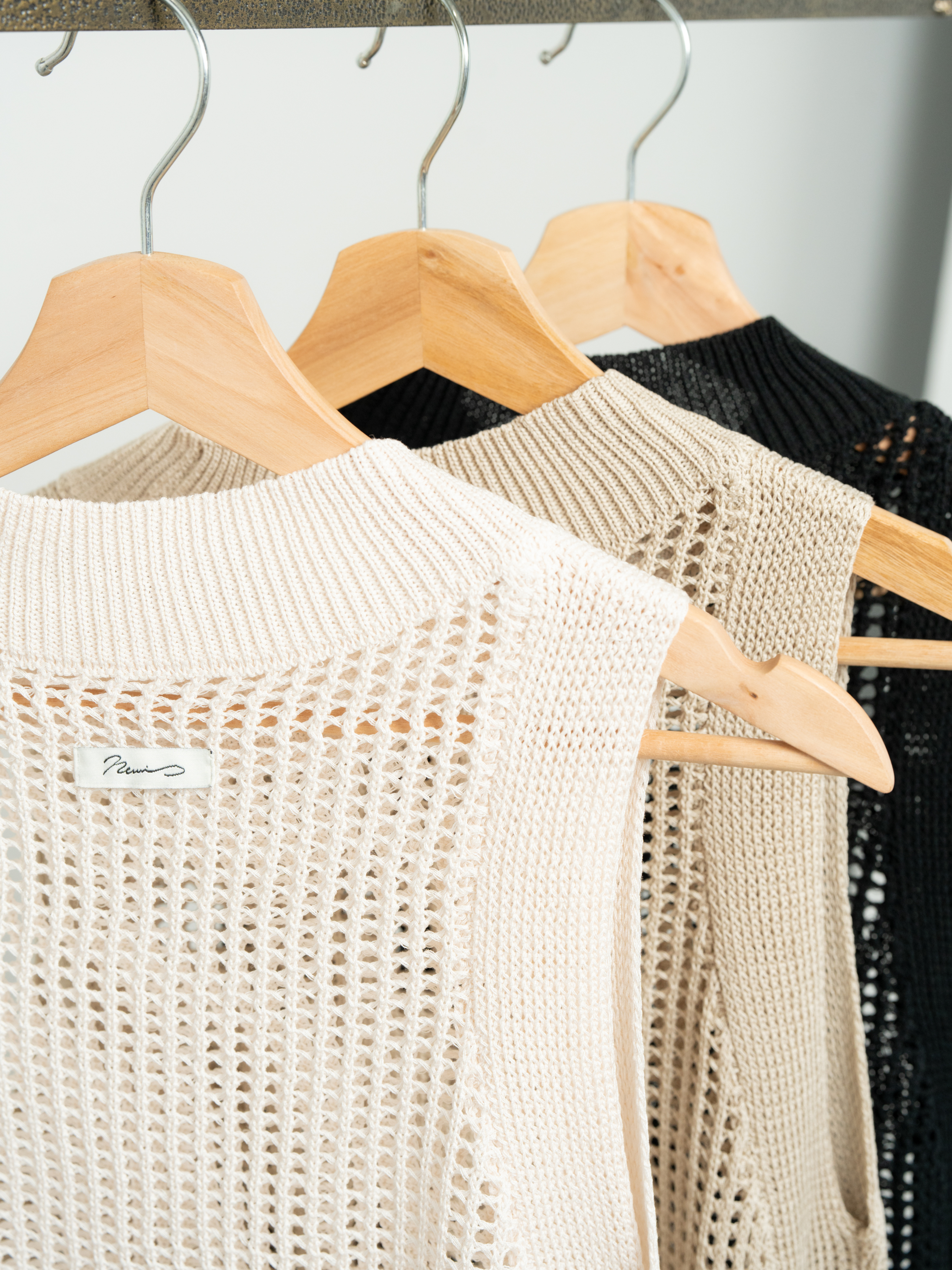 SLEEVELESS MESH KNIT TOP