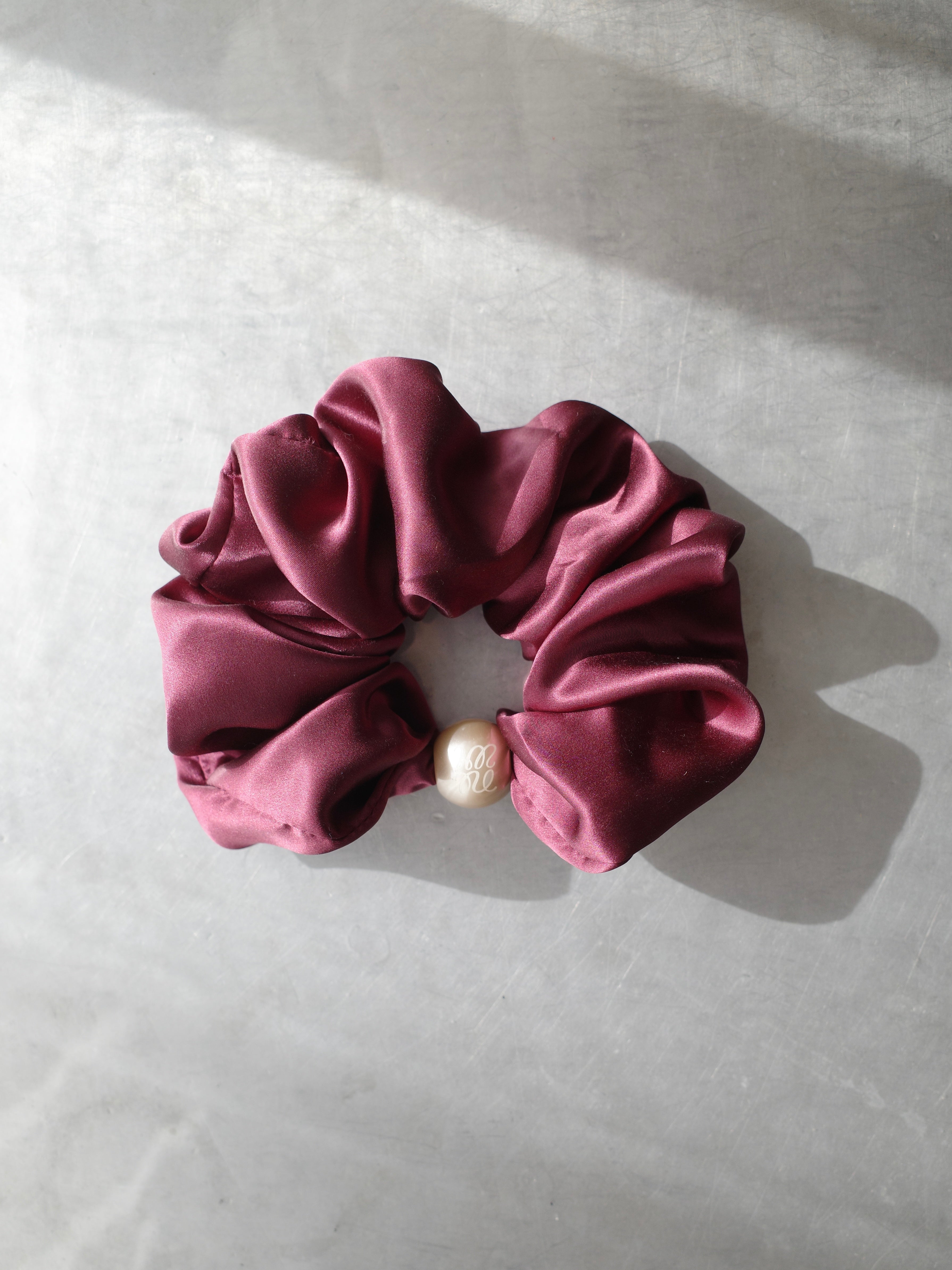 NEWI SILK PEARL SCRUNCHIE 〈CLASSIC〉