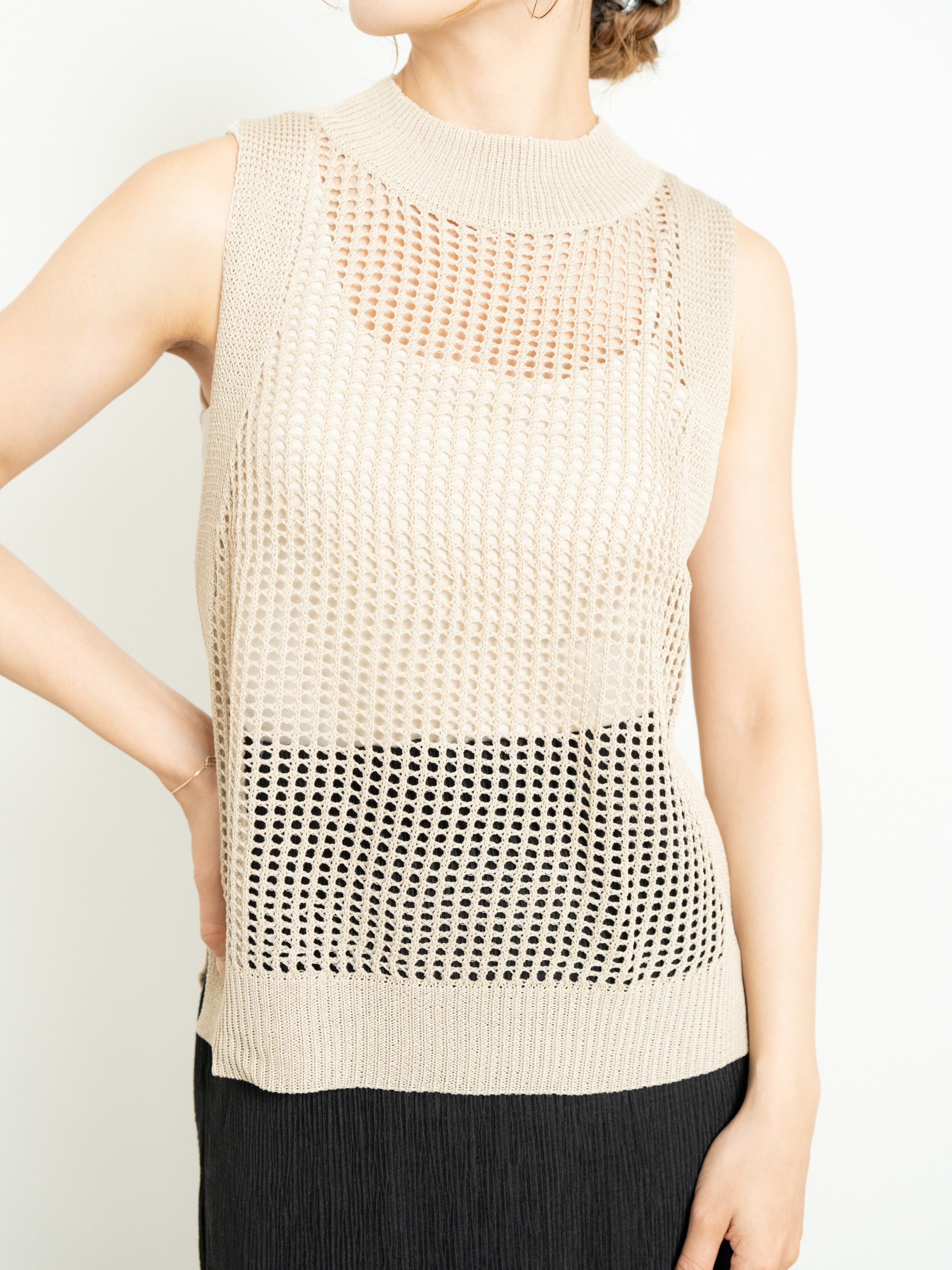 SLEEVELESS MESH KNIT TOP