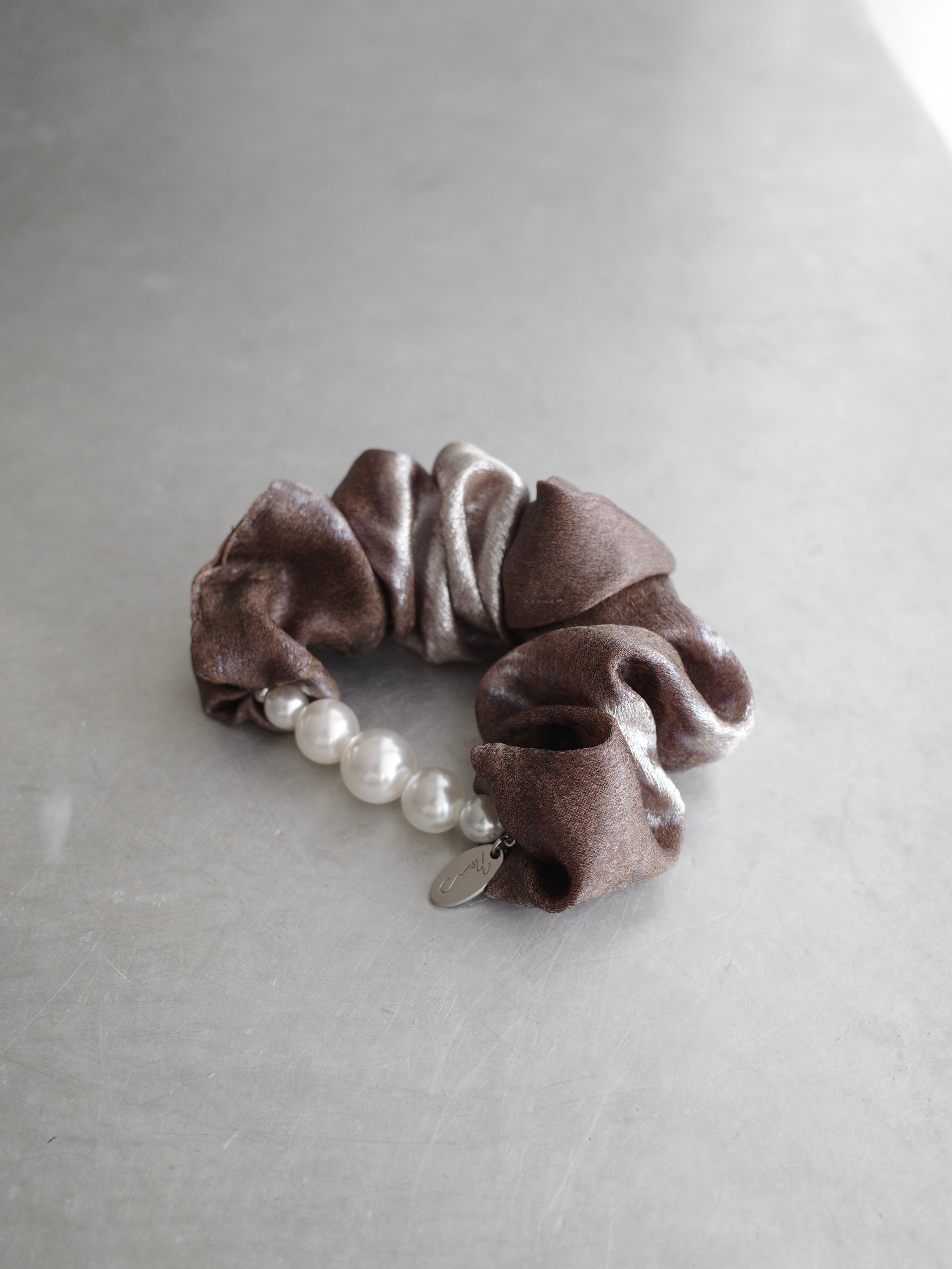 5 PEARL SCRUNCHIE