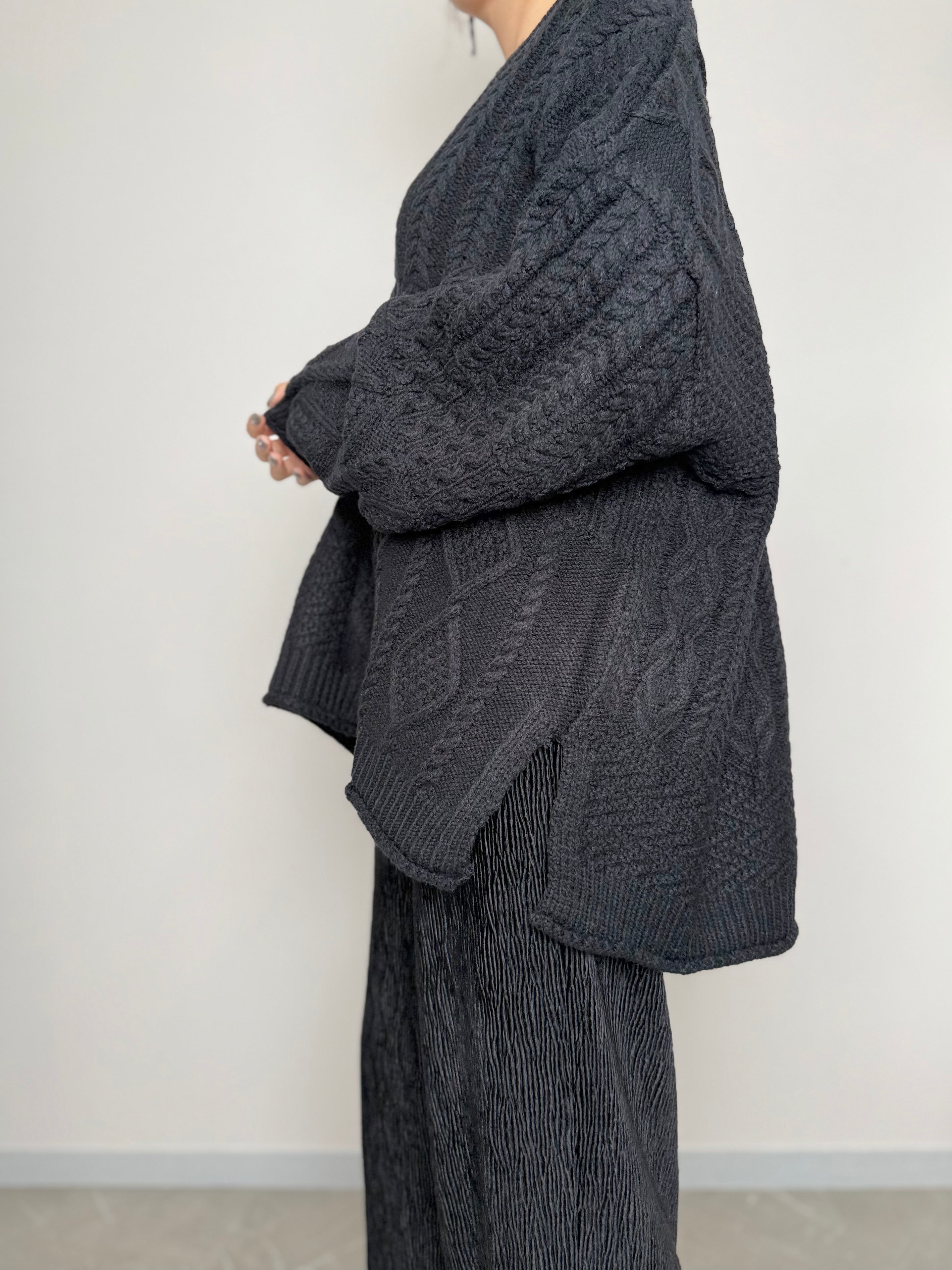 CABLE V NECK OVER KNIT