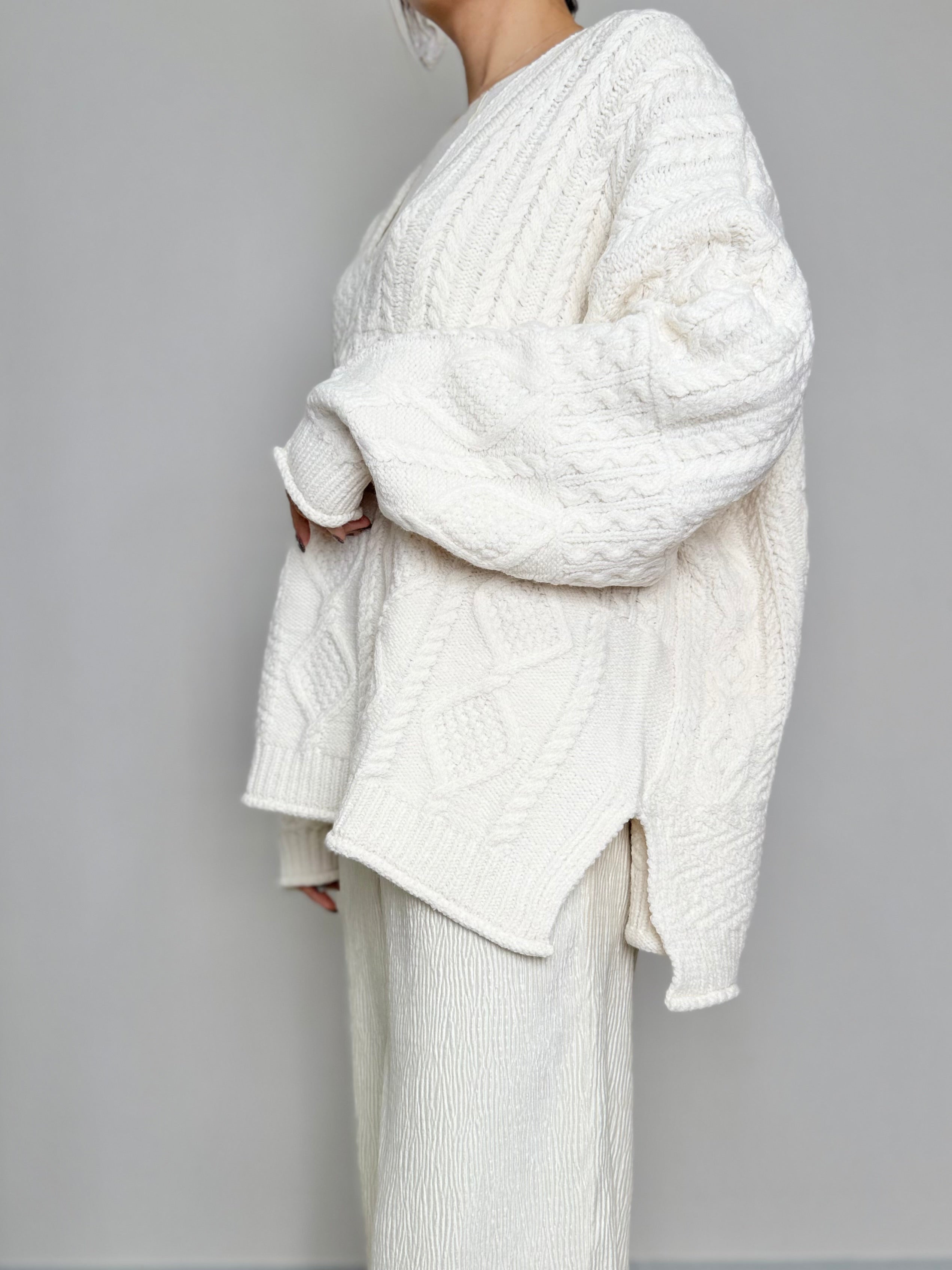 CABLE V NECK OVER KNIT