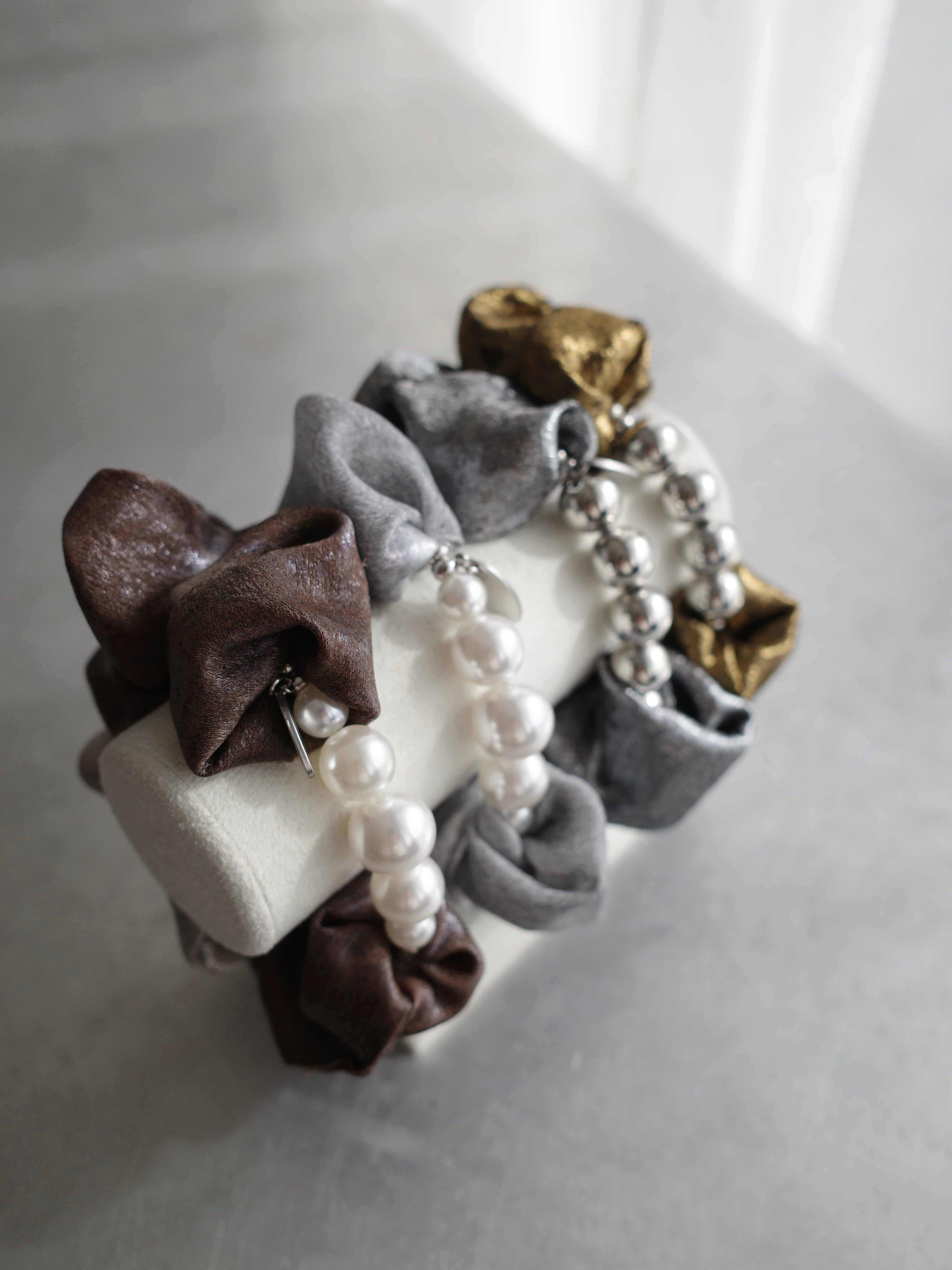 5 PEARL SCRUNCHIE