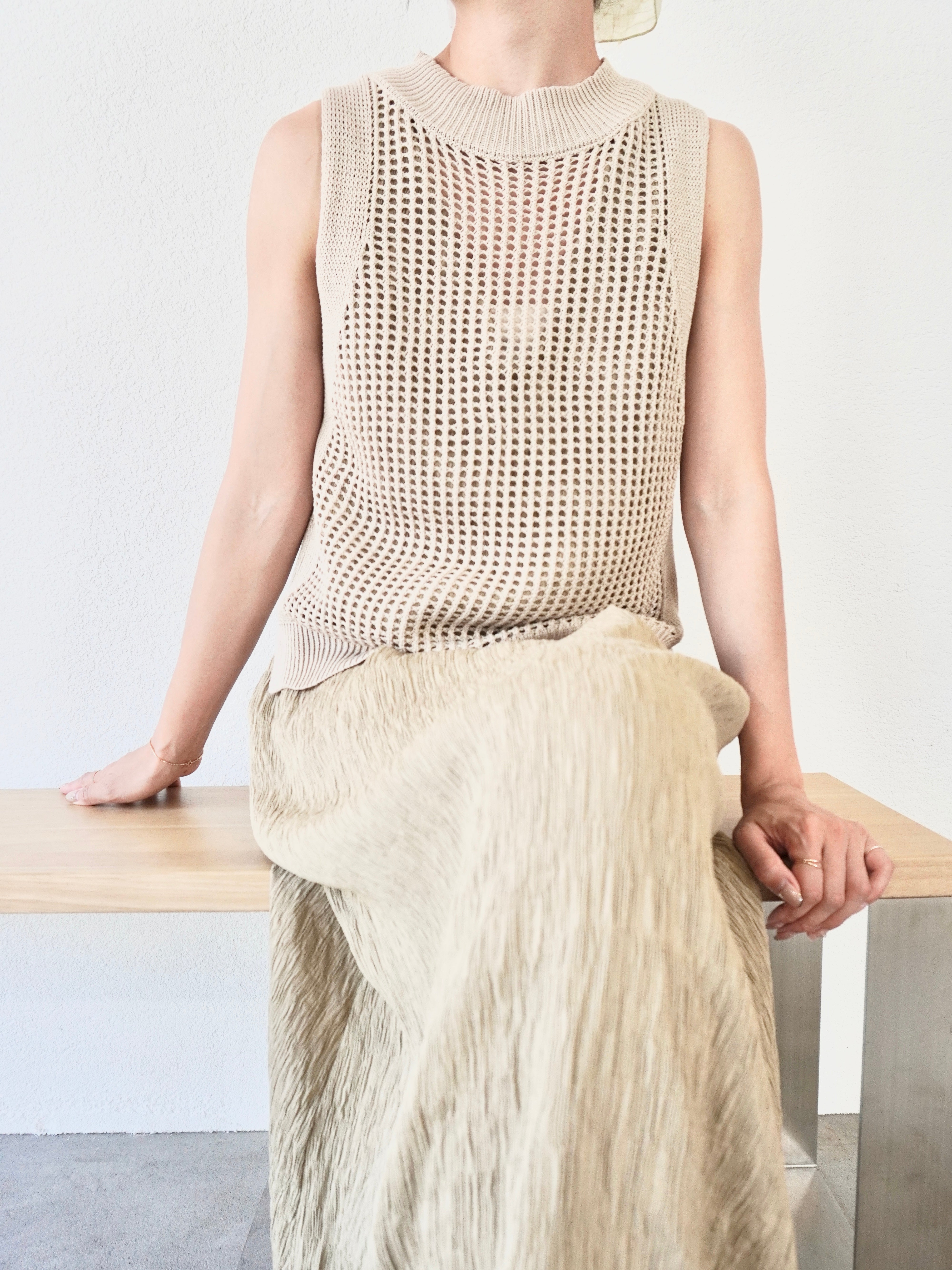 SLEEVELESS MESH KNIT TOP