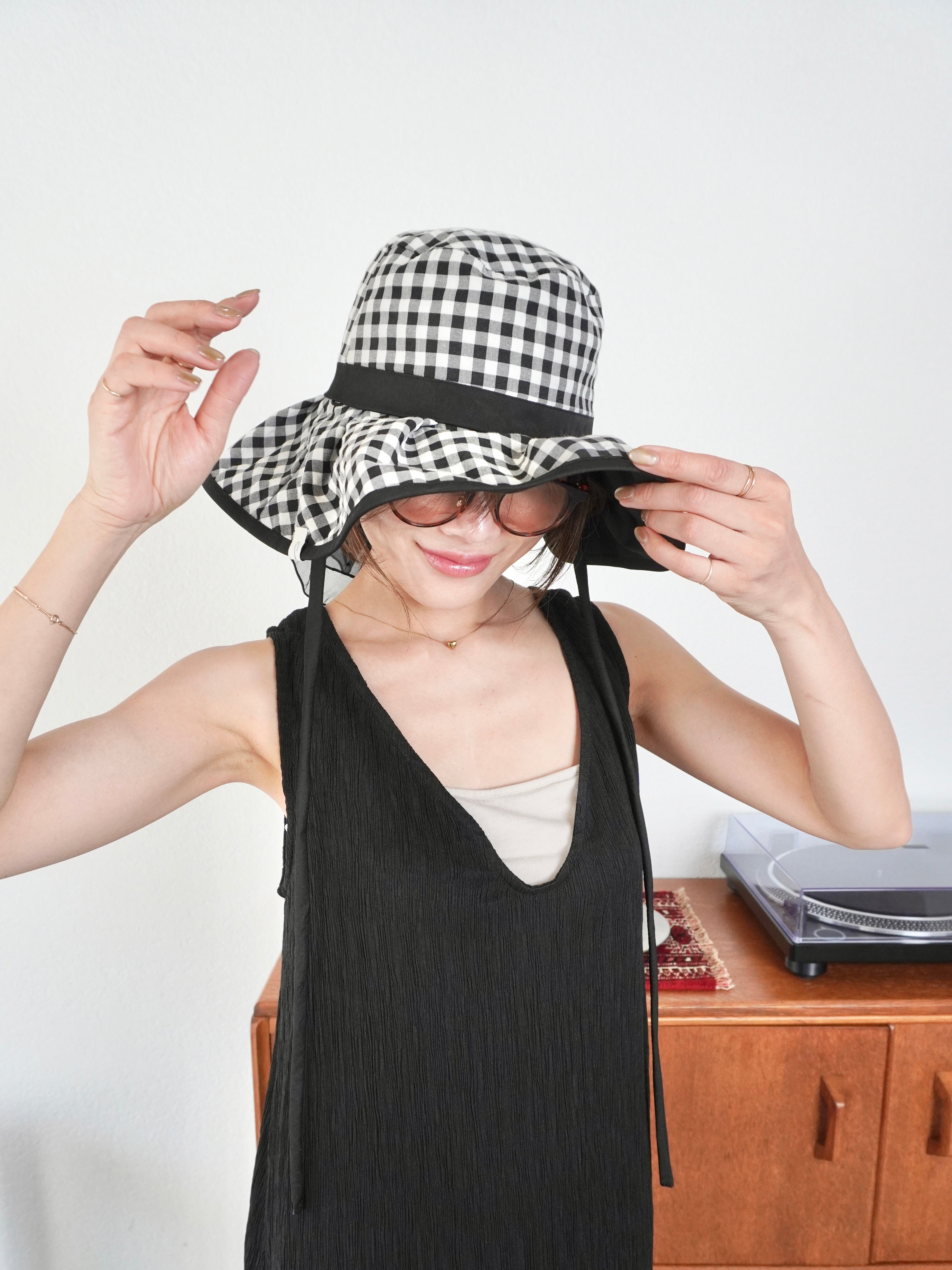 REVERSIBLE FRILL HAT