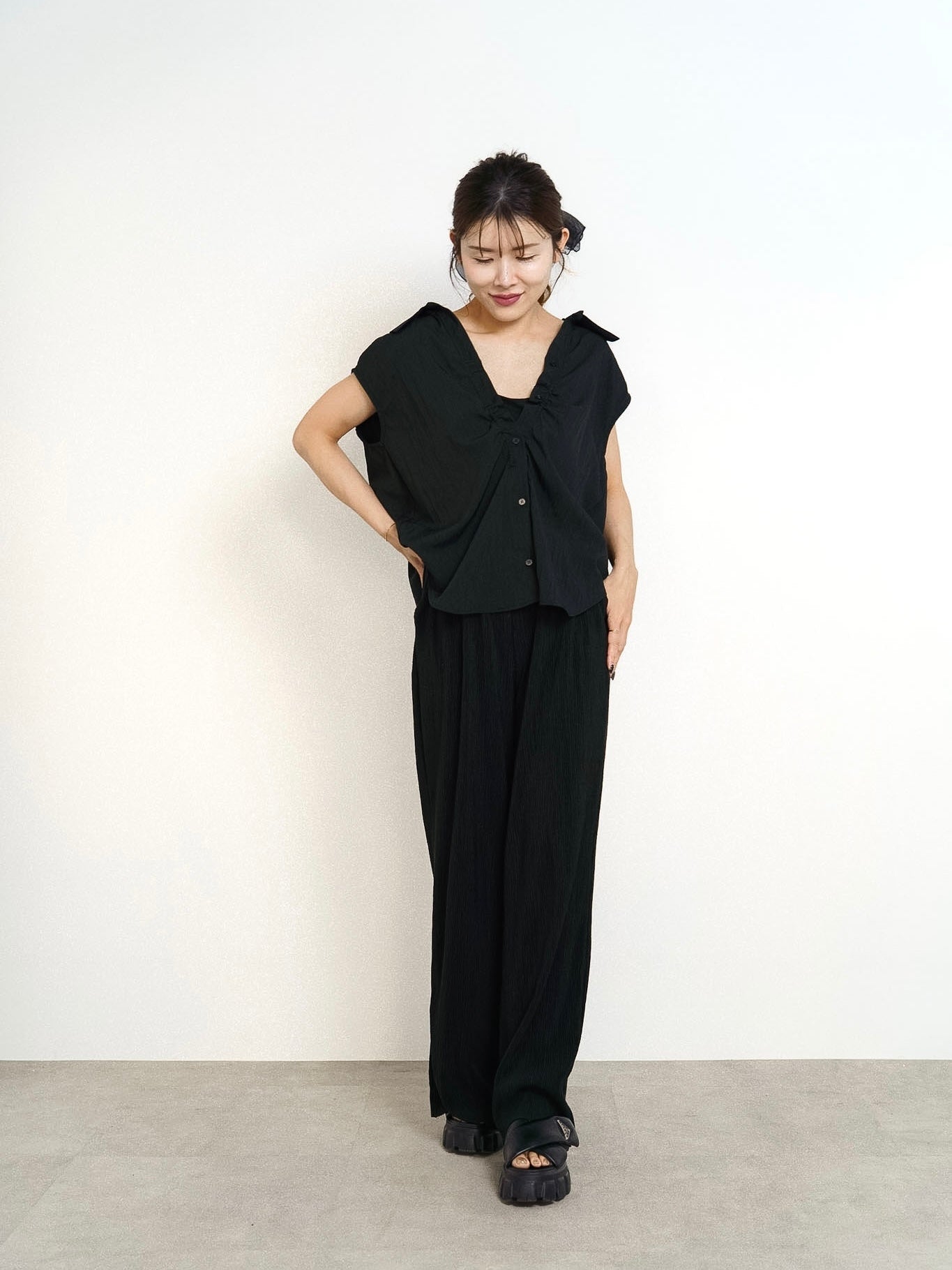 【3-SET】 SOFT FIT ASYMMETRY BRA TOP + DRAWSTRING BLOUSE + LIGHT TEXTURE STRAIGHT PANTS