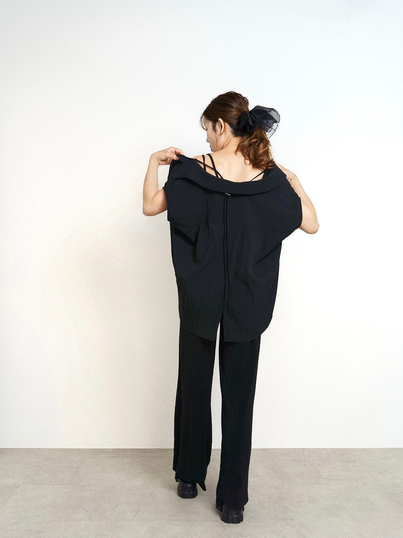 【3-SET】 SOFT FIT ASYMMETRY BRA TOP + DRAWSTRING BLOUSE + LIGHT TEXTURE STRAIGHT PANTS