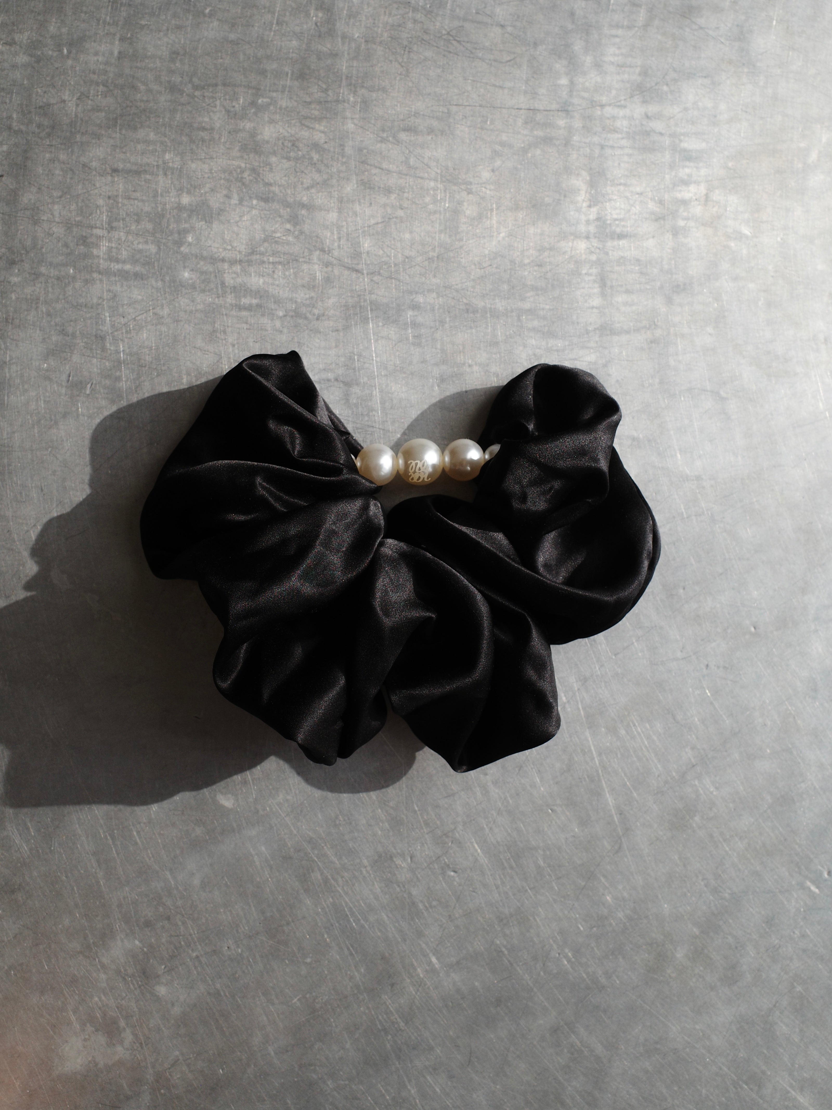 NEWI SILK FIVE PEARL SCRUNCHIE【ELEGANT】