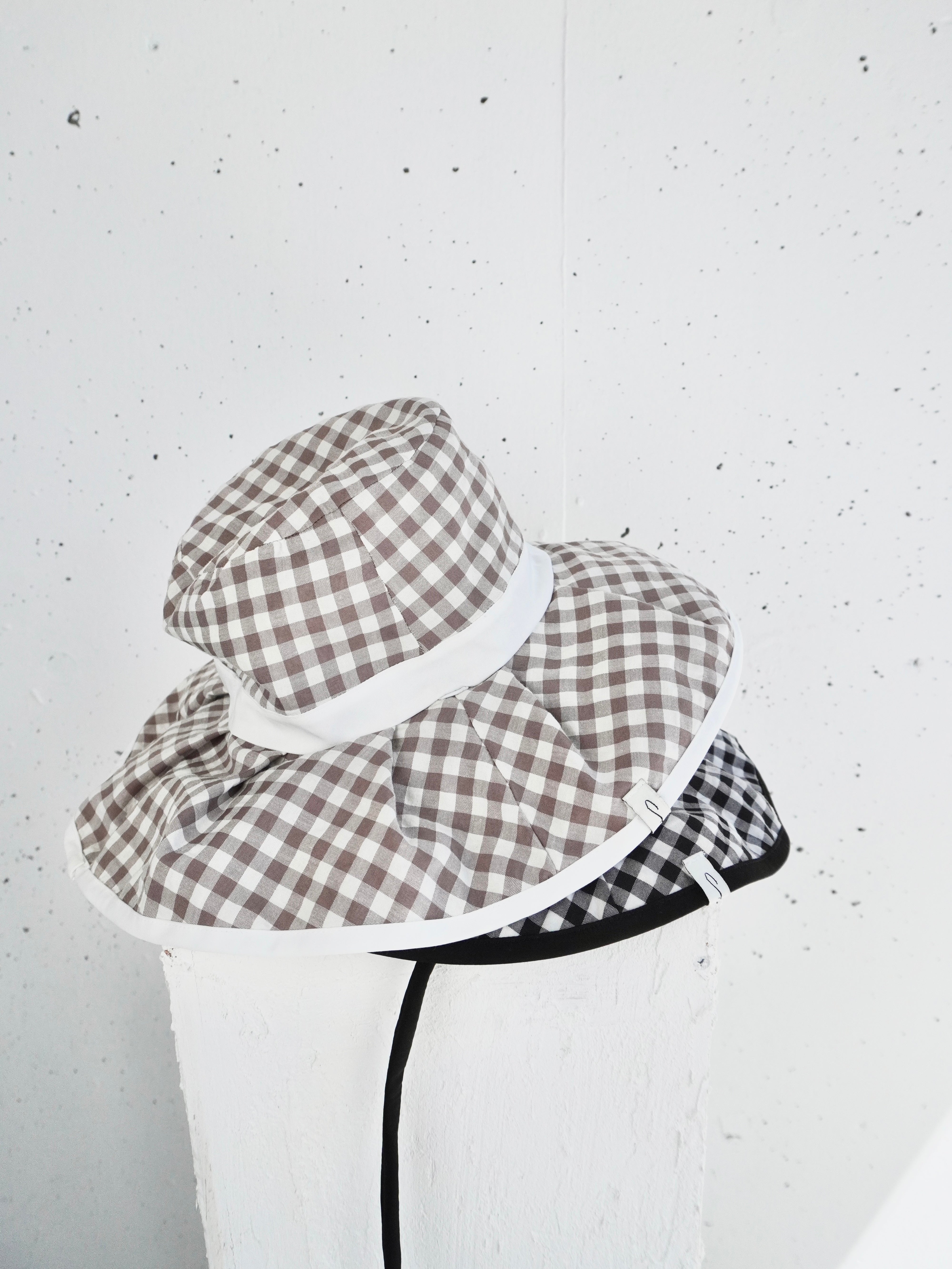 REVERSIBLE FRILL HAT