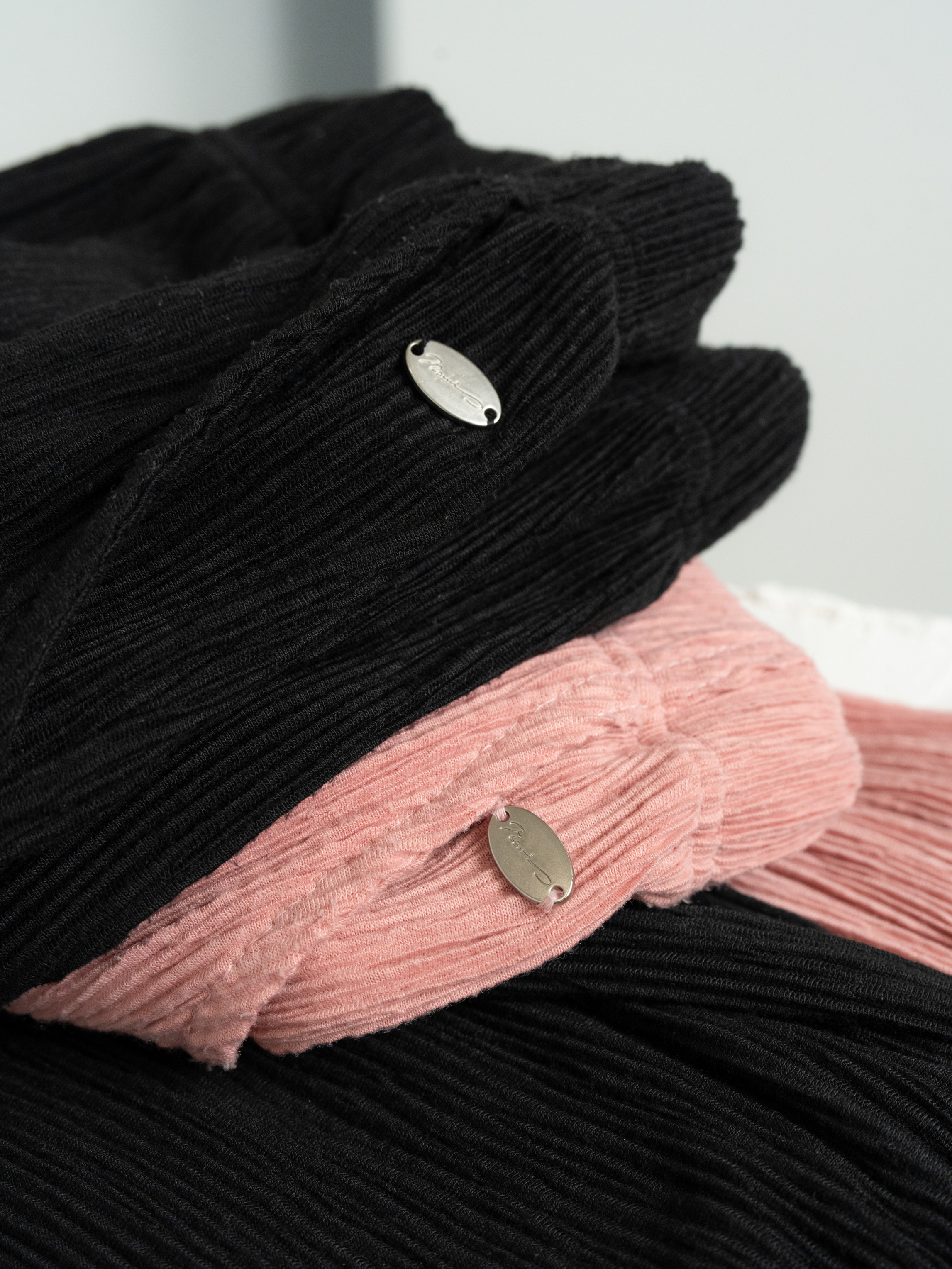【3-SET】SOFT FIT ASYMMETRY BRA TOP + SLEEVELESS MESH KNIT TOP +  LIGHT TEXTURE STRAIGHT PANTS