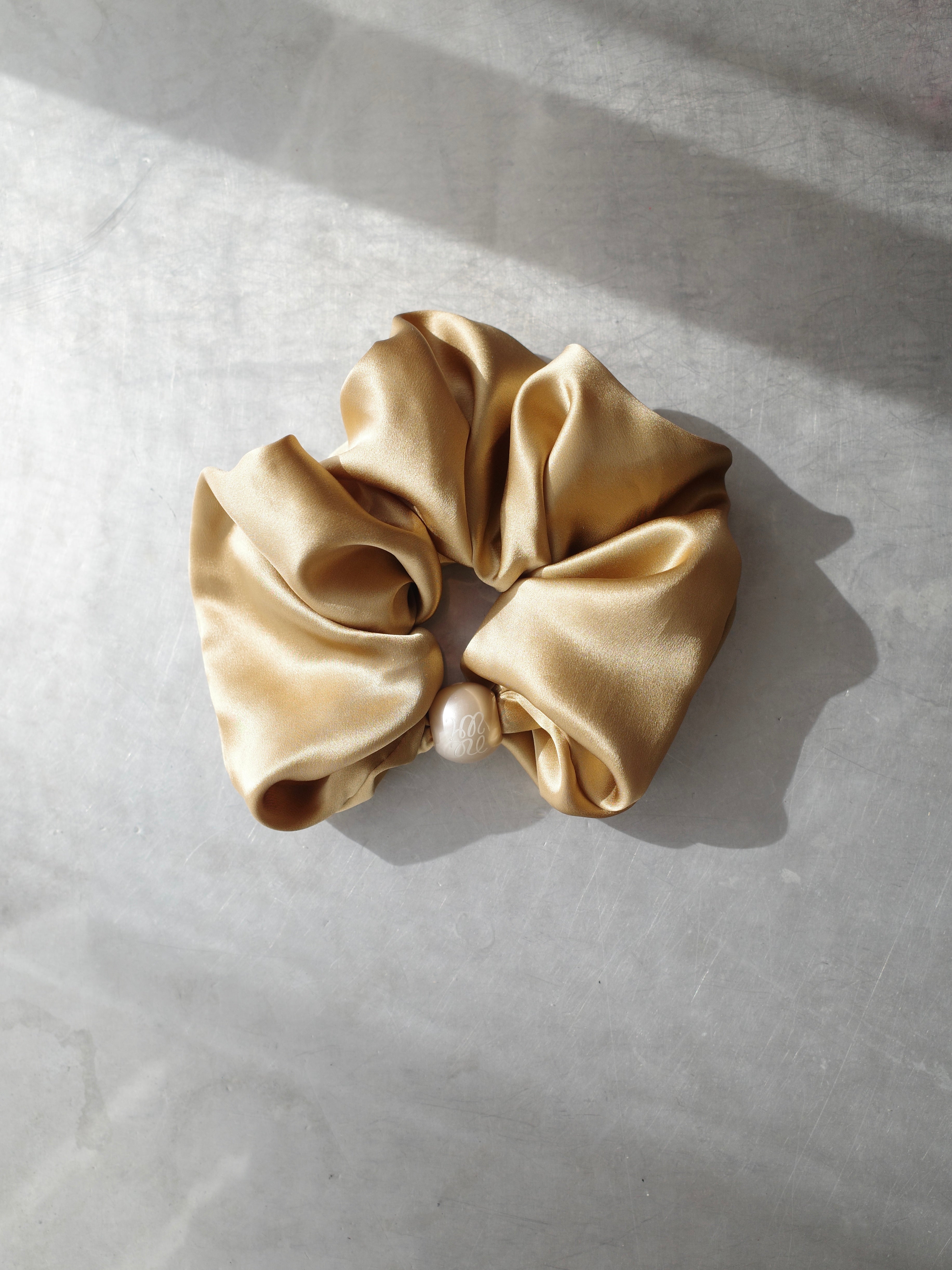 PREMIUM SILK PEARL SCRUNCHIE