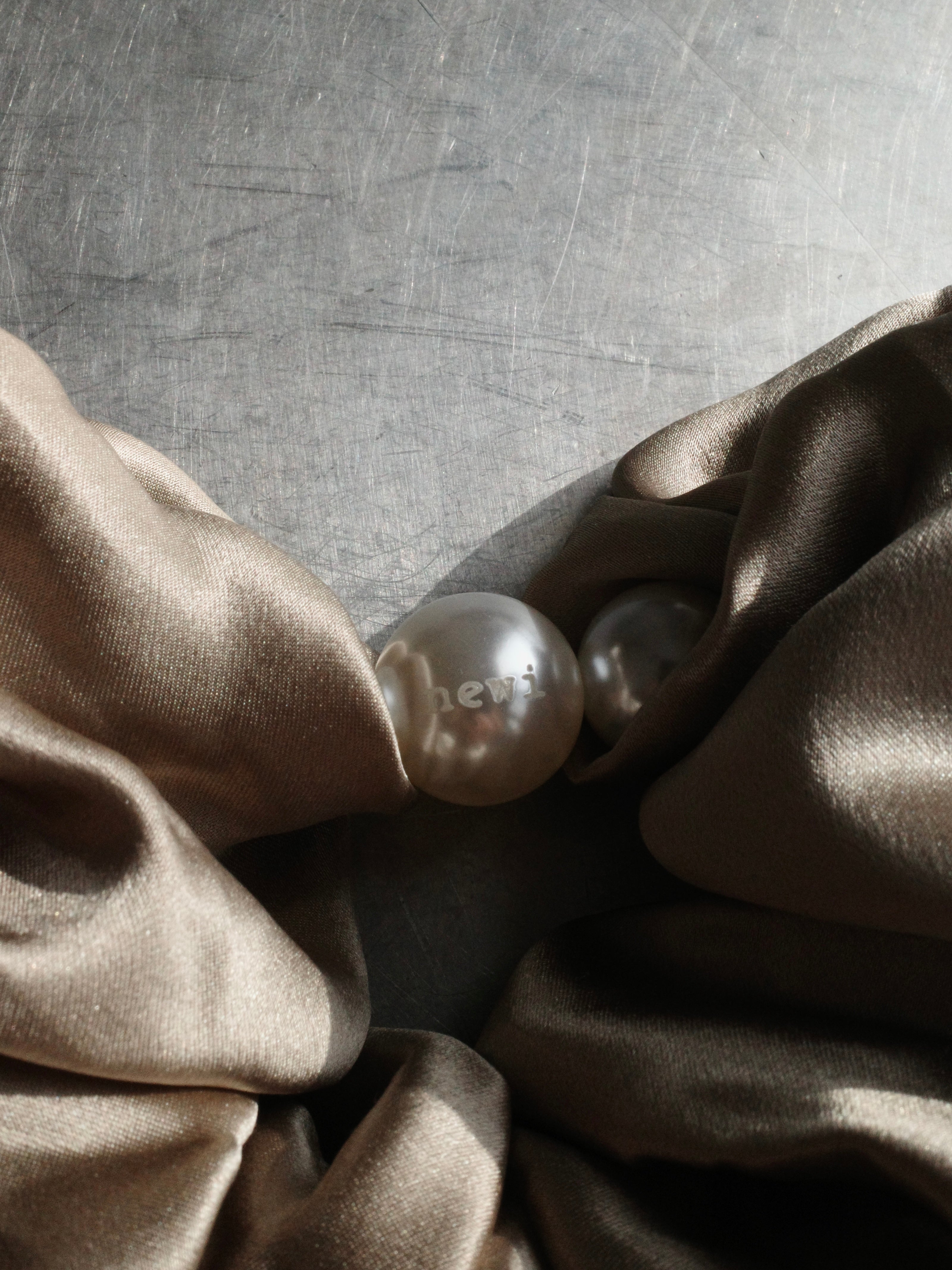 NEWI SILK FIVE PEARL SCRUNCHIE【ELEGANT】