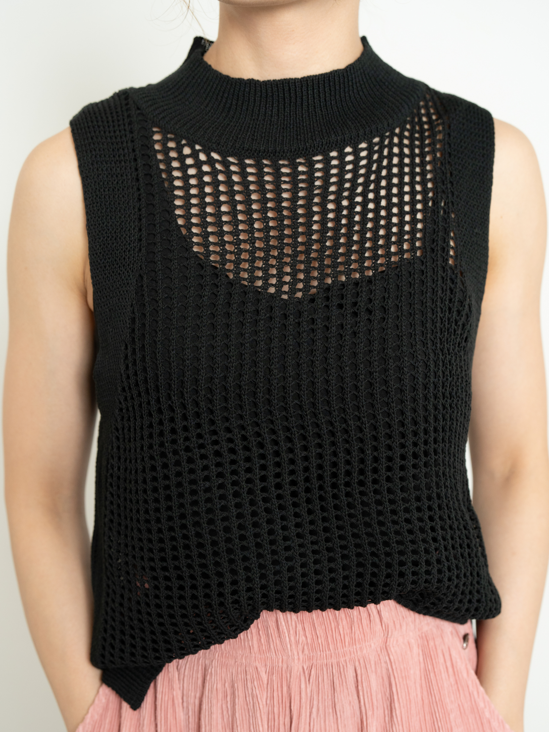 SLEEVELESS MESH KNIT TOP