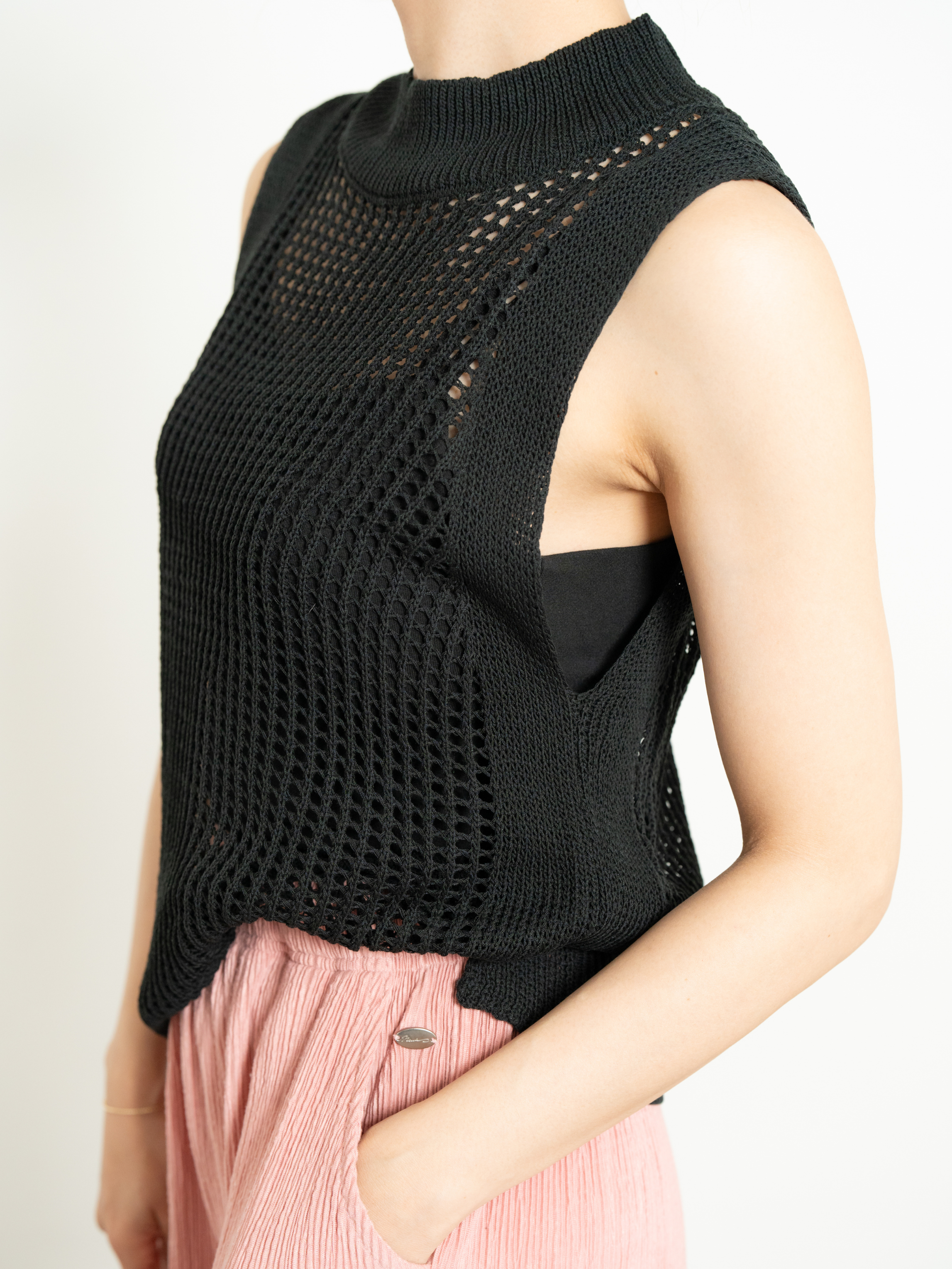 SLEEVELESS MESH KNIT TOP