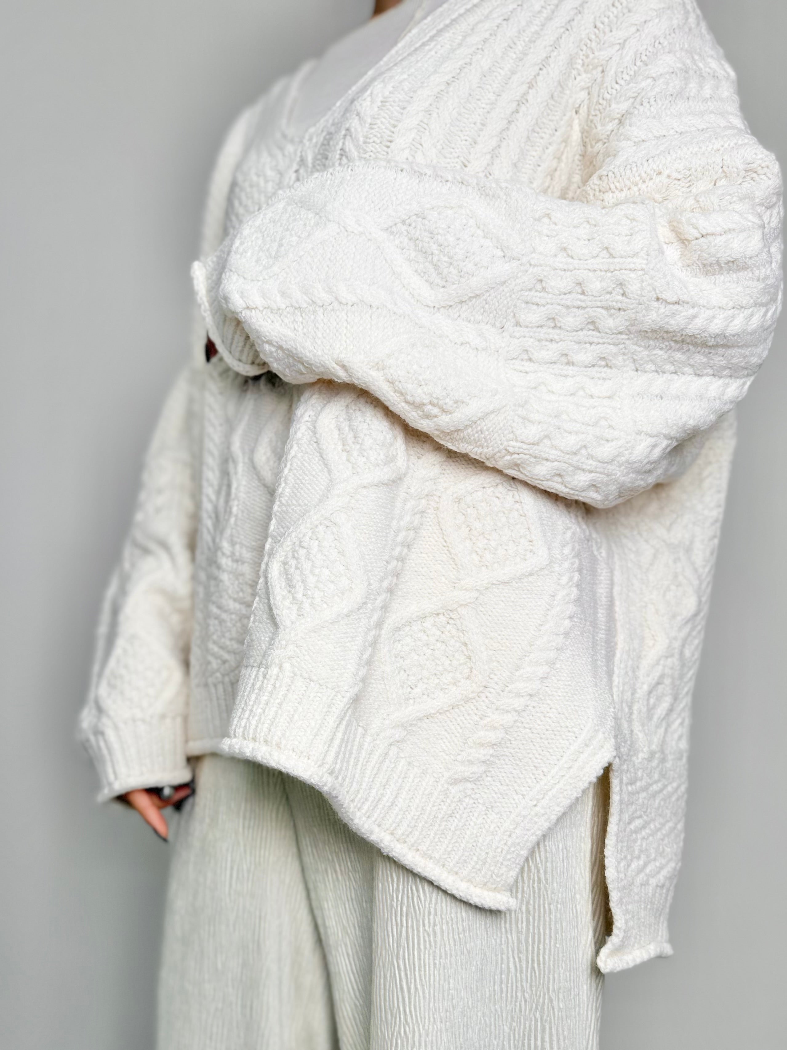 CABLE V NECK OVER KNIT