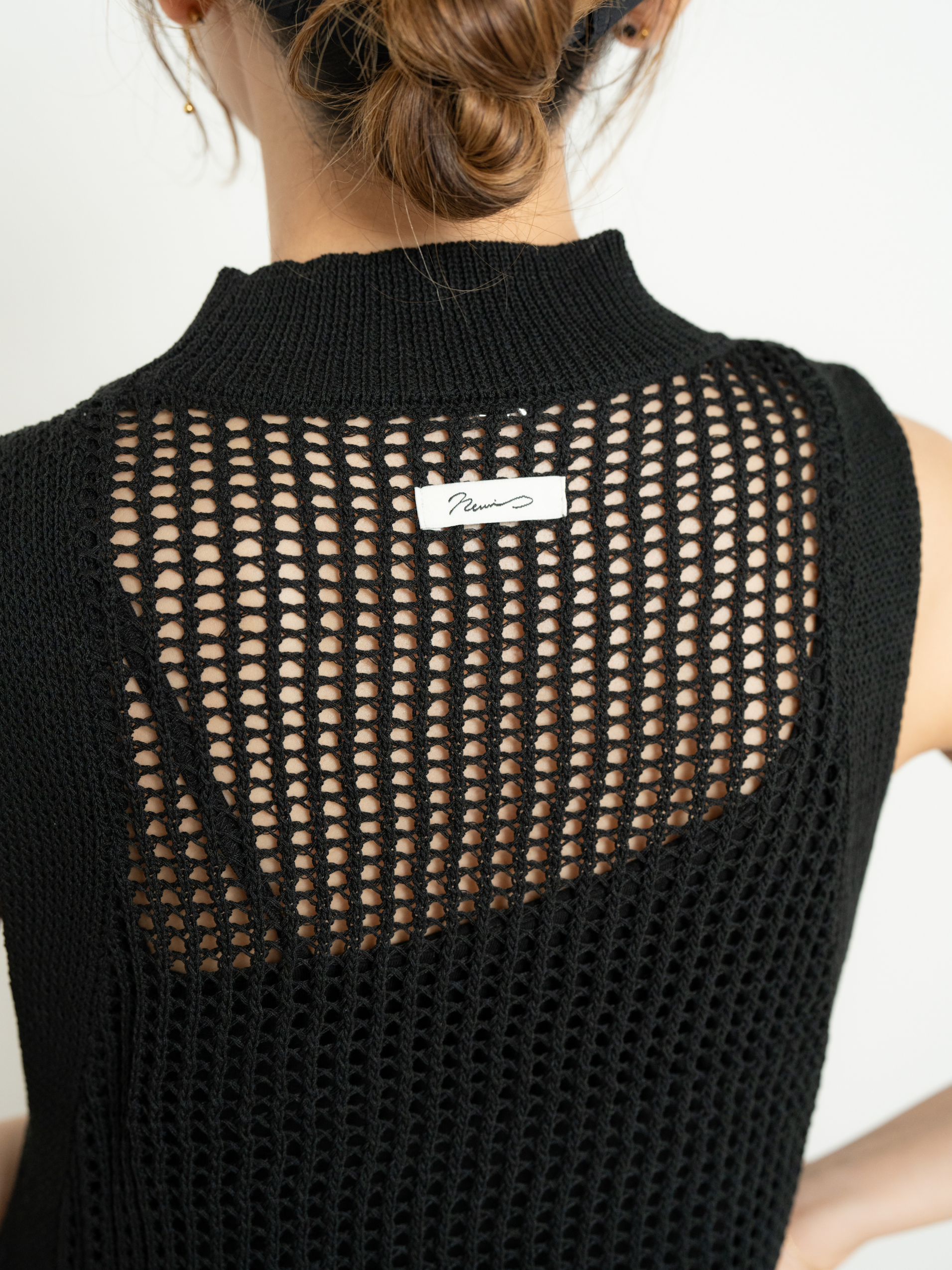 SLEEVELESS MESH KNIT TOP