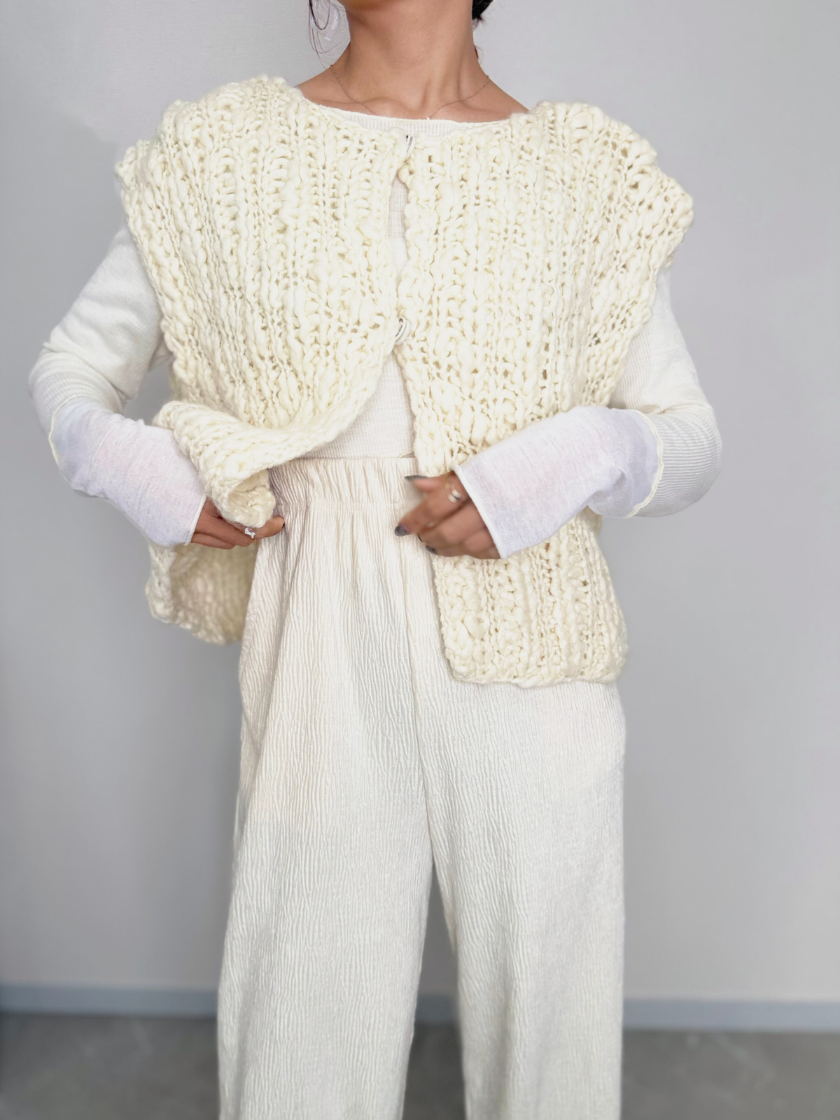 【10/23(金) 20:00〜 再販】HAND KNIT VEST