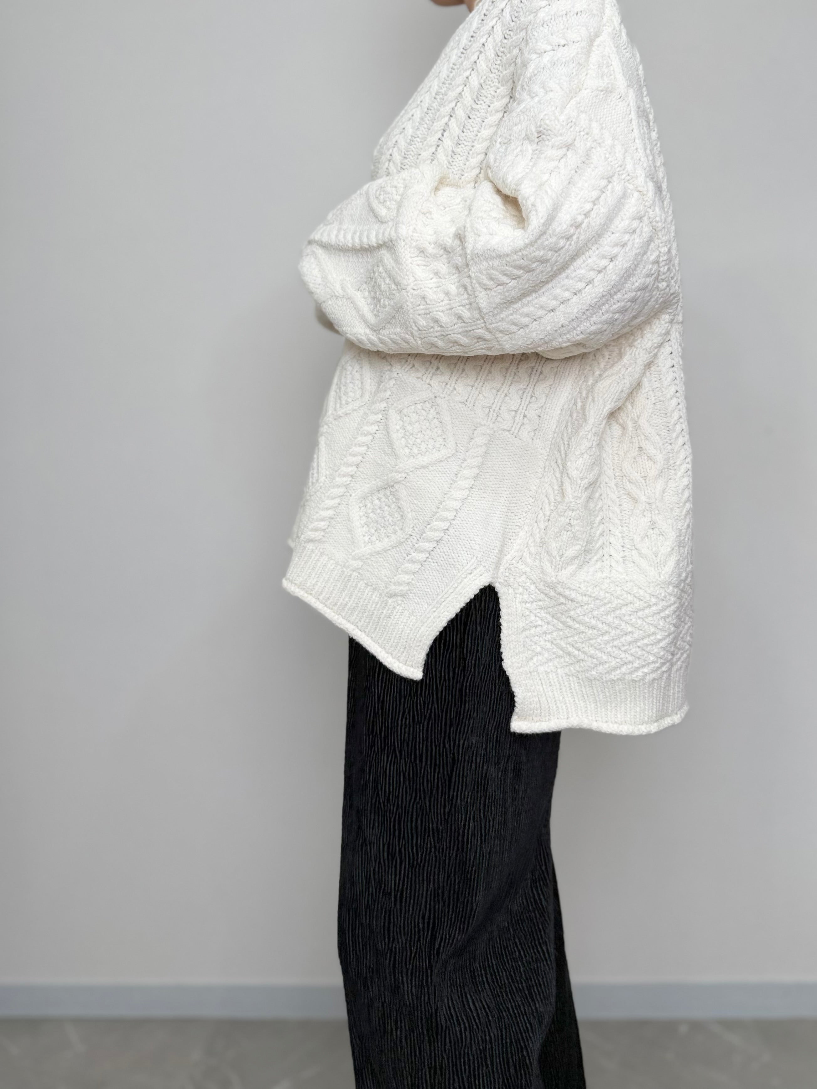 CABLE V NECK OVER KNIT