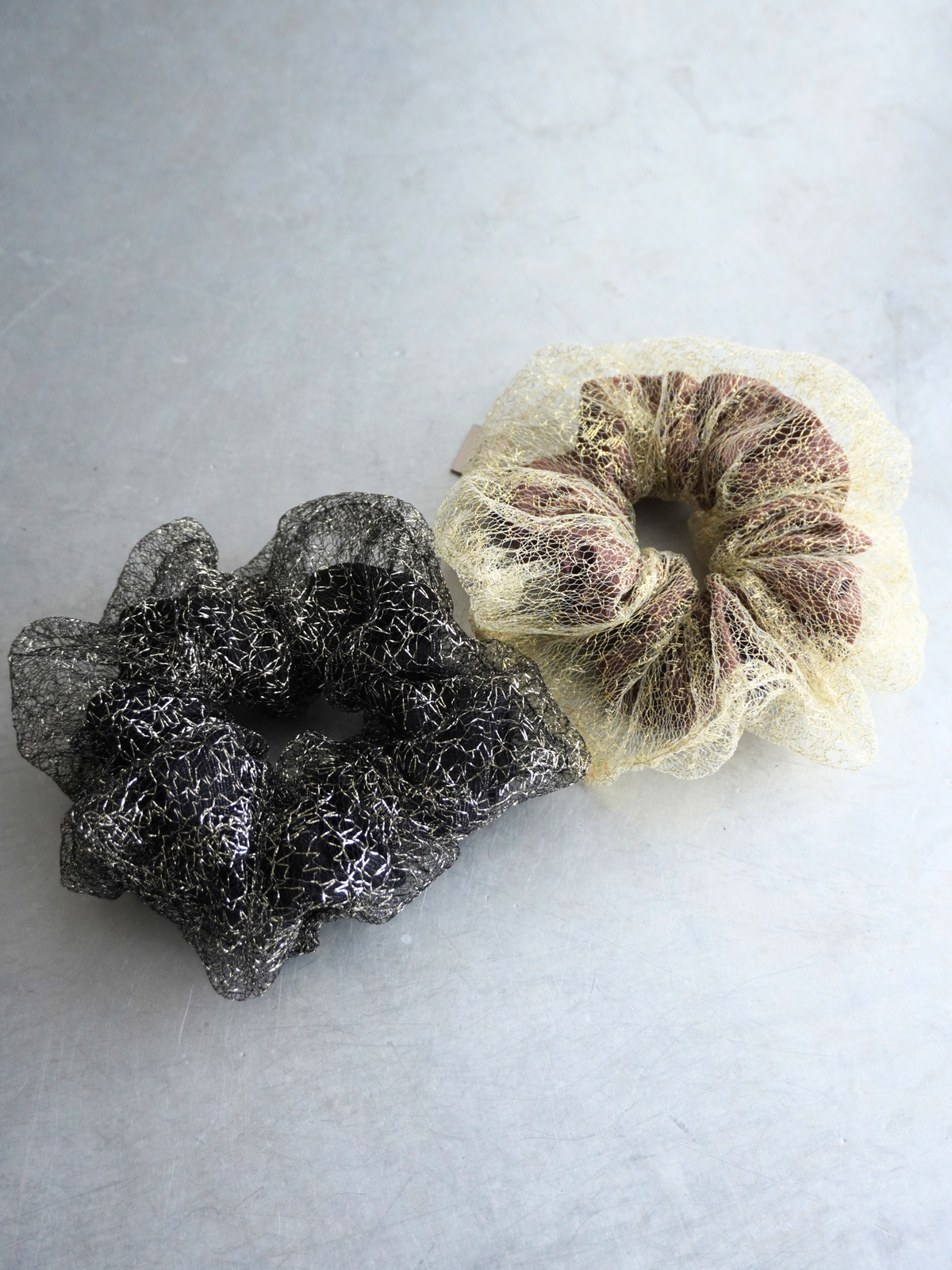 SHIMMER MESH SCRUNCHIE【9/18(金)〜 販売】