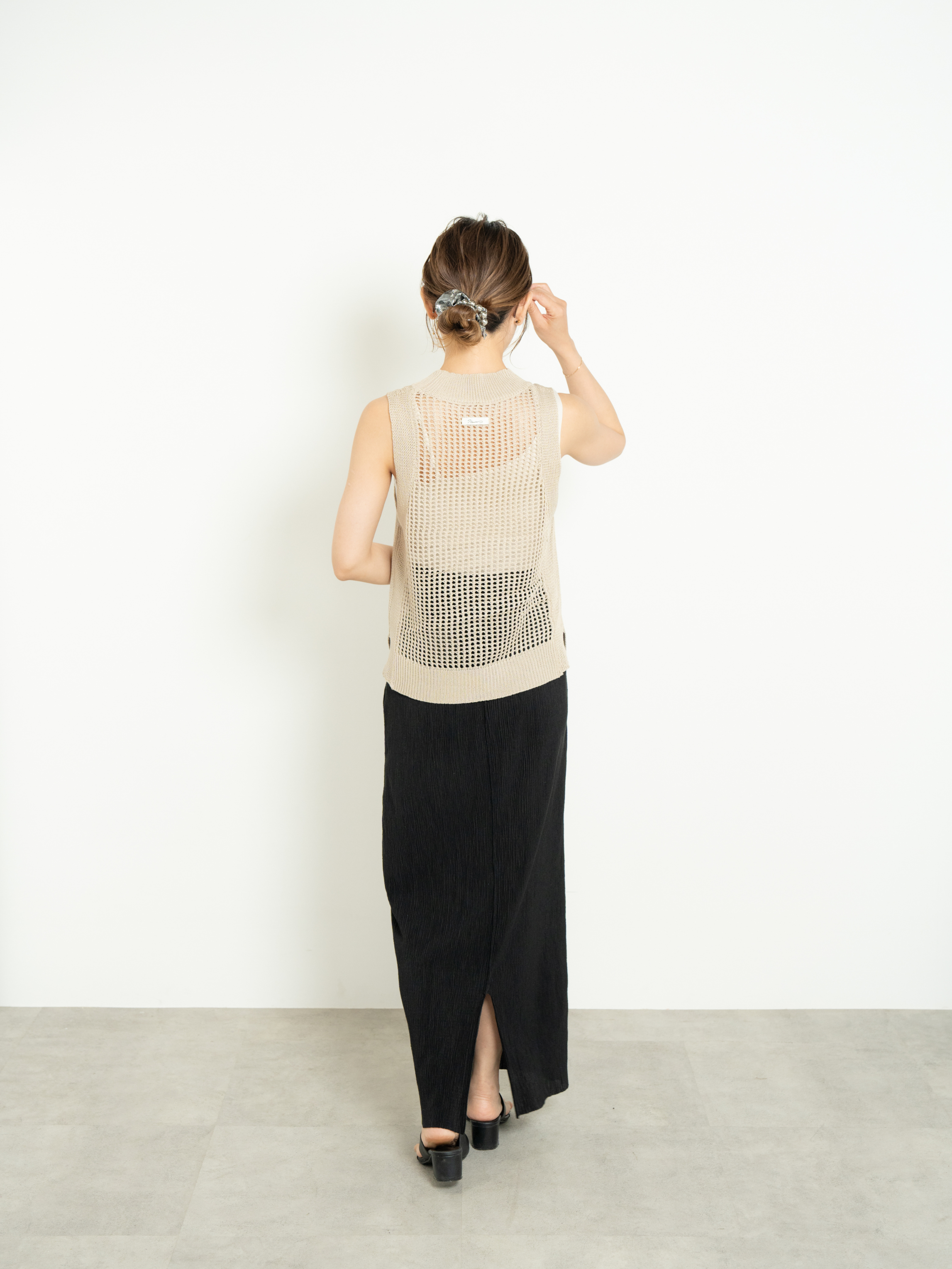 SLEEVELESS MESH KNIT TOP