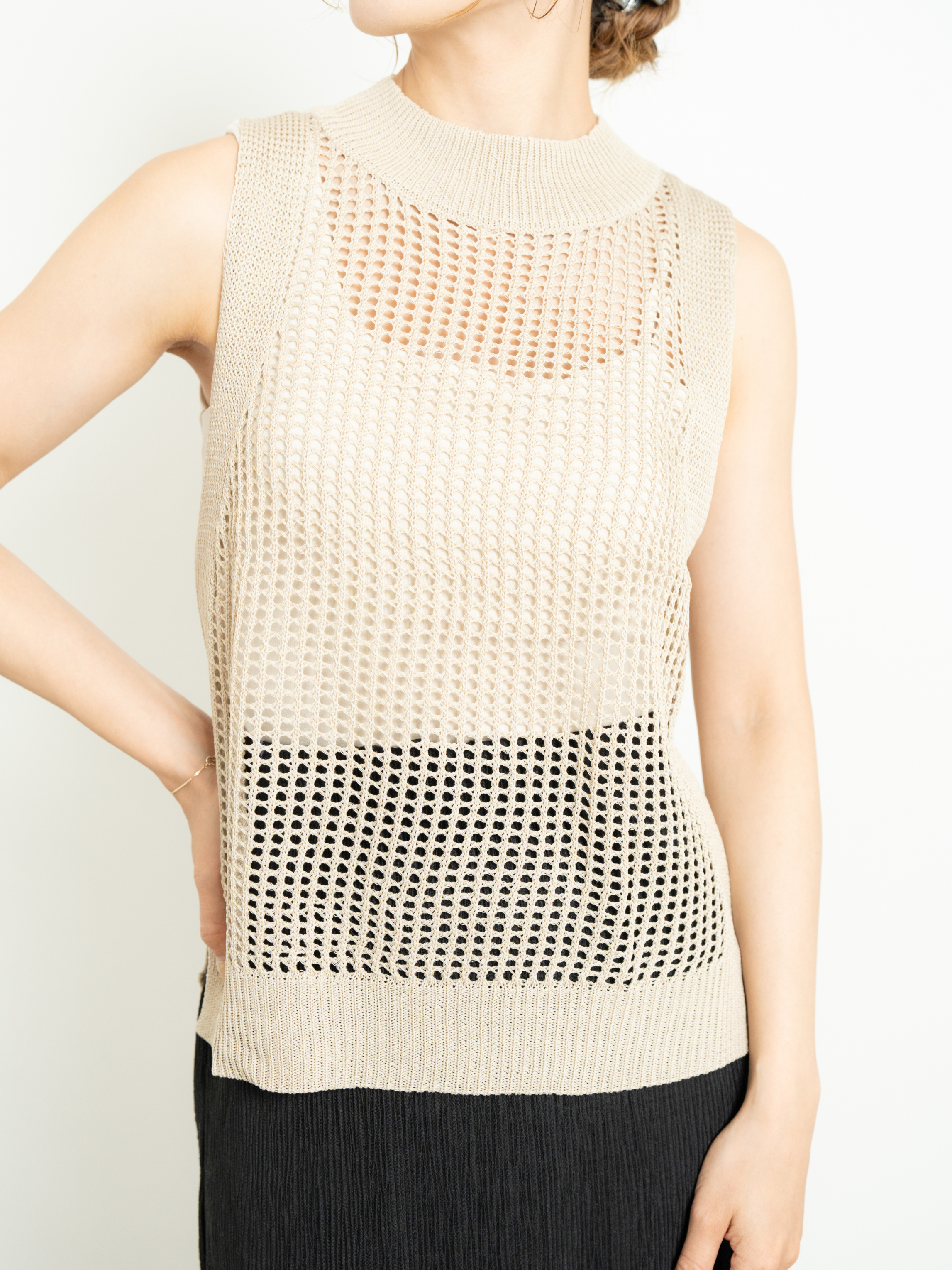 SLEEVELESS MESH KNIT TOP