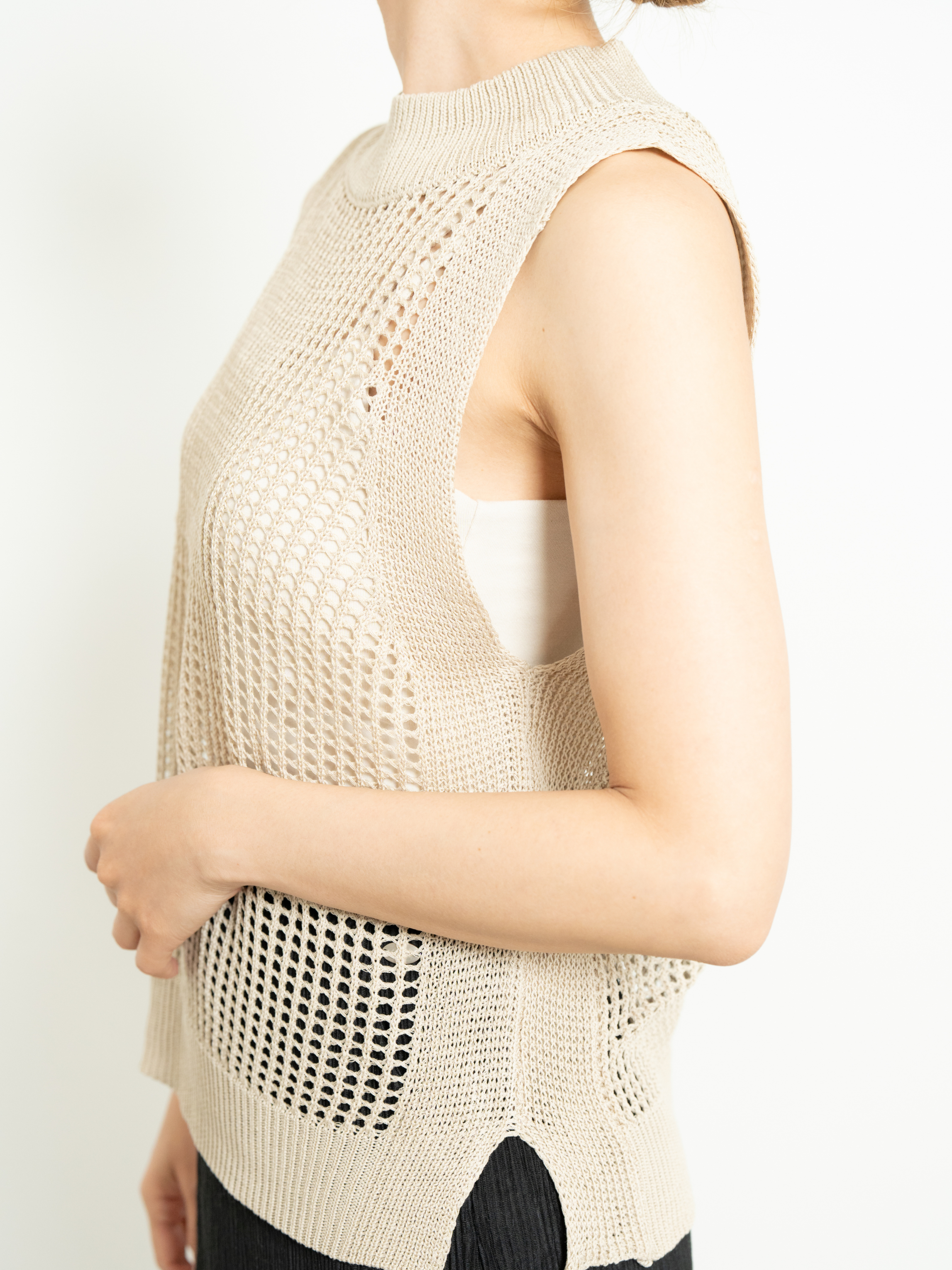 SLEEVELESS MESH KNIT TOP