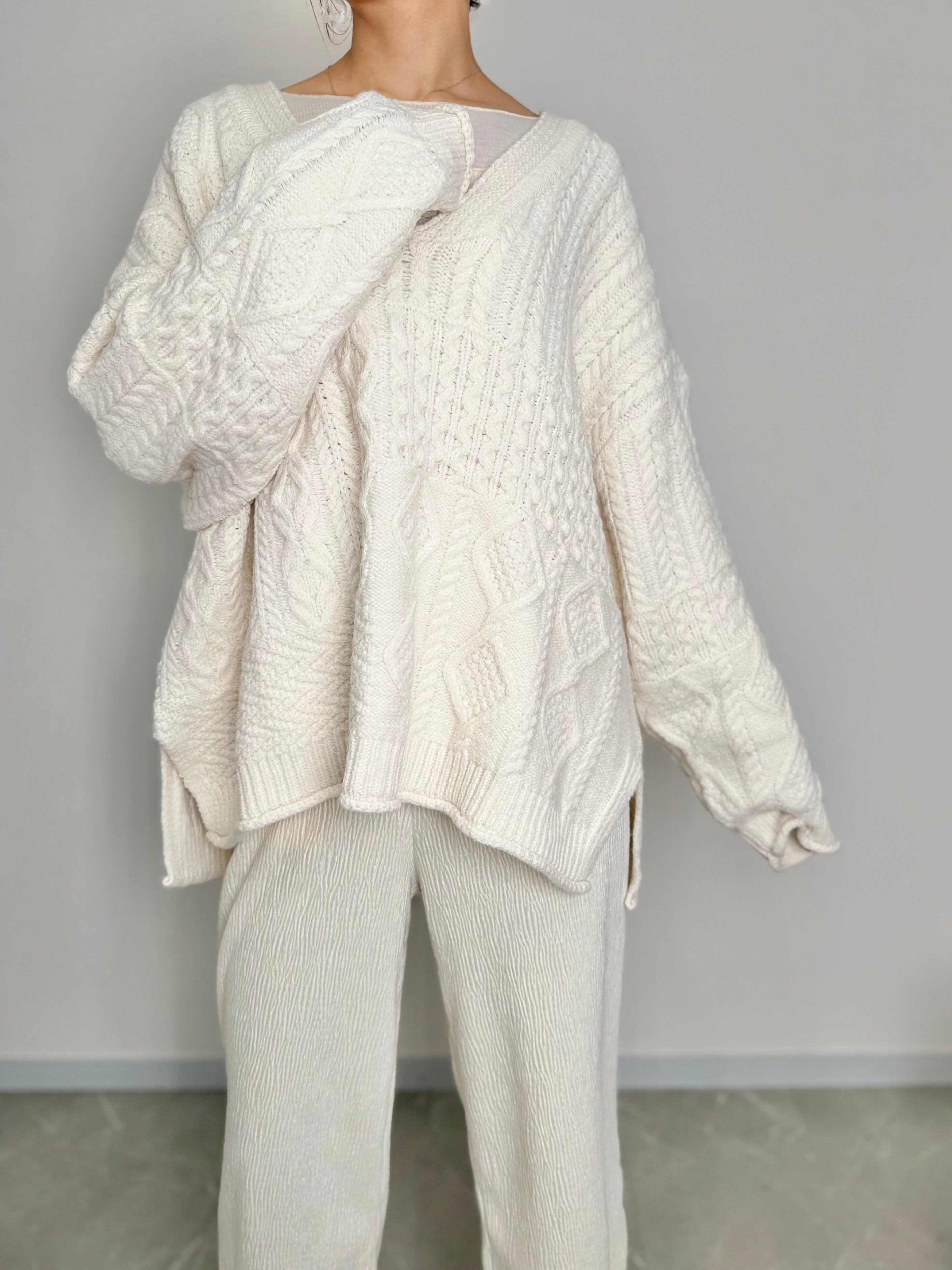 CABLE V NECK OVER KNIT