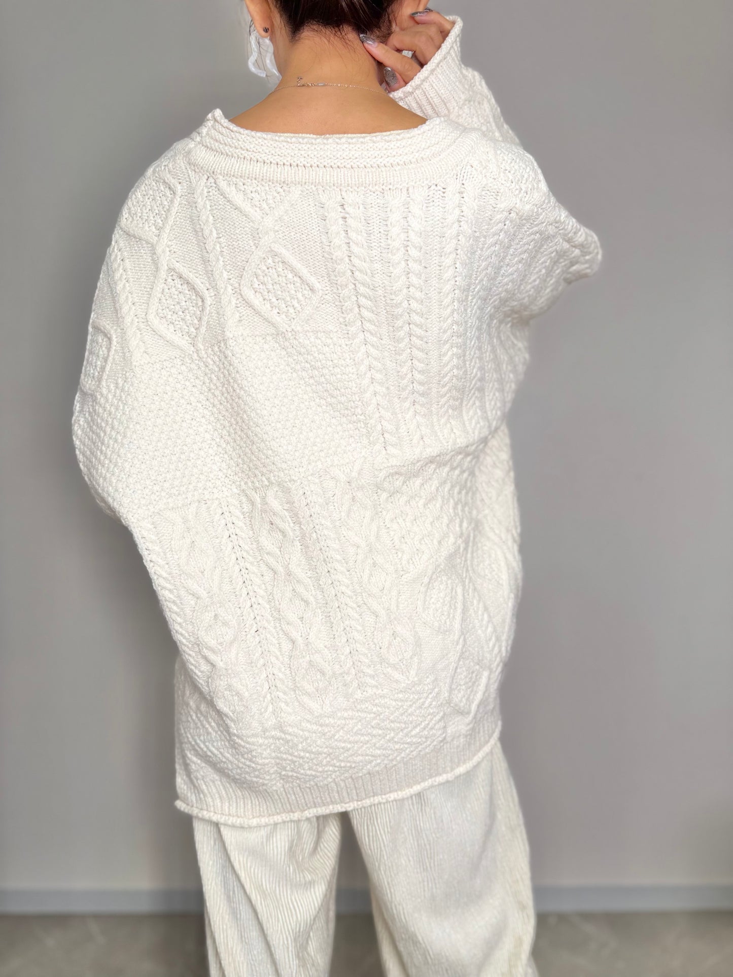 【NEW】ケーブルVネックオーバーニット