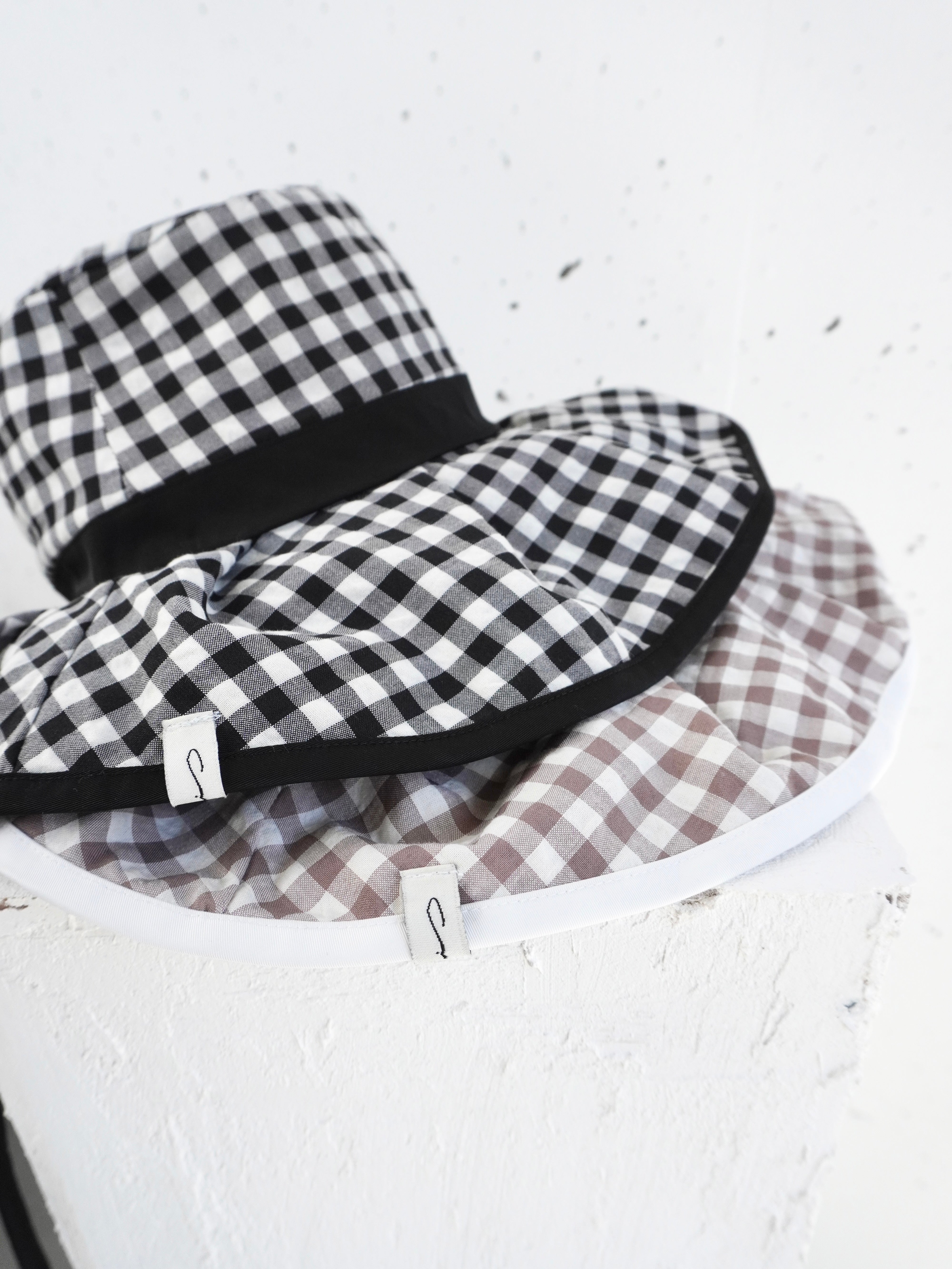 REVERSIBLE FRILL HAT
