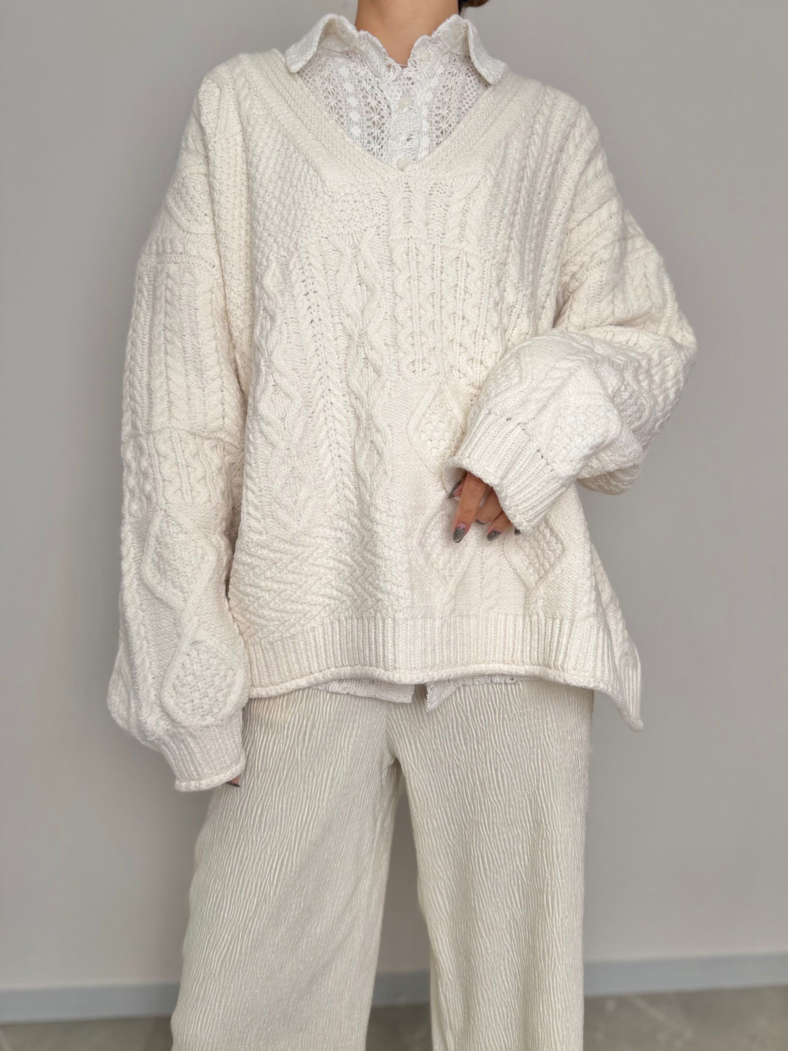 CABLE V NECK OVER KNIT