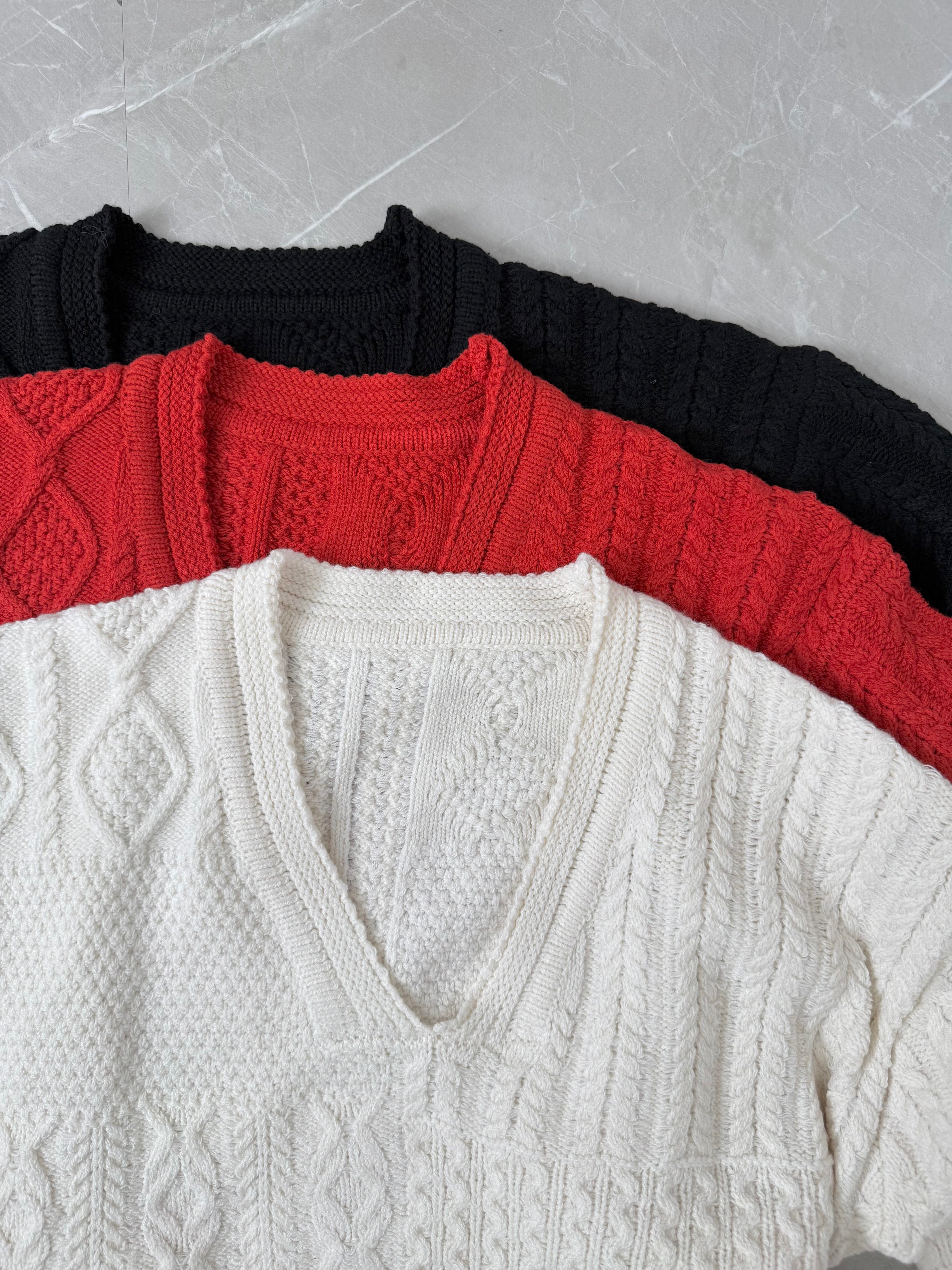 CABLE V NECK OVER KNIT