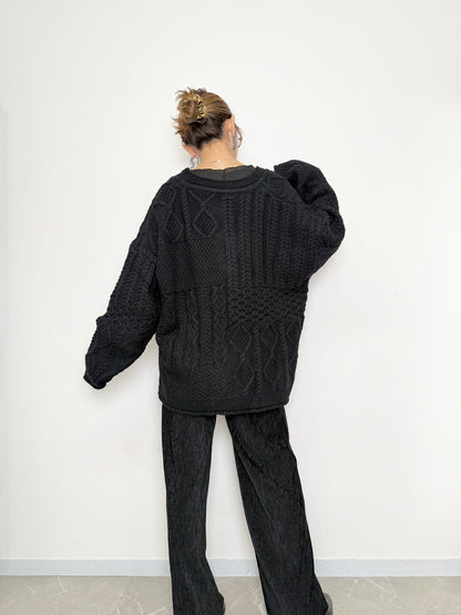 【NEW】ケーブルVネックオーバーニット