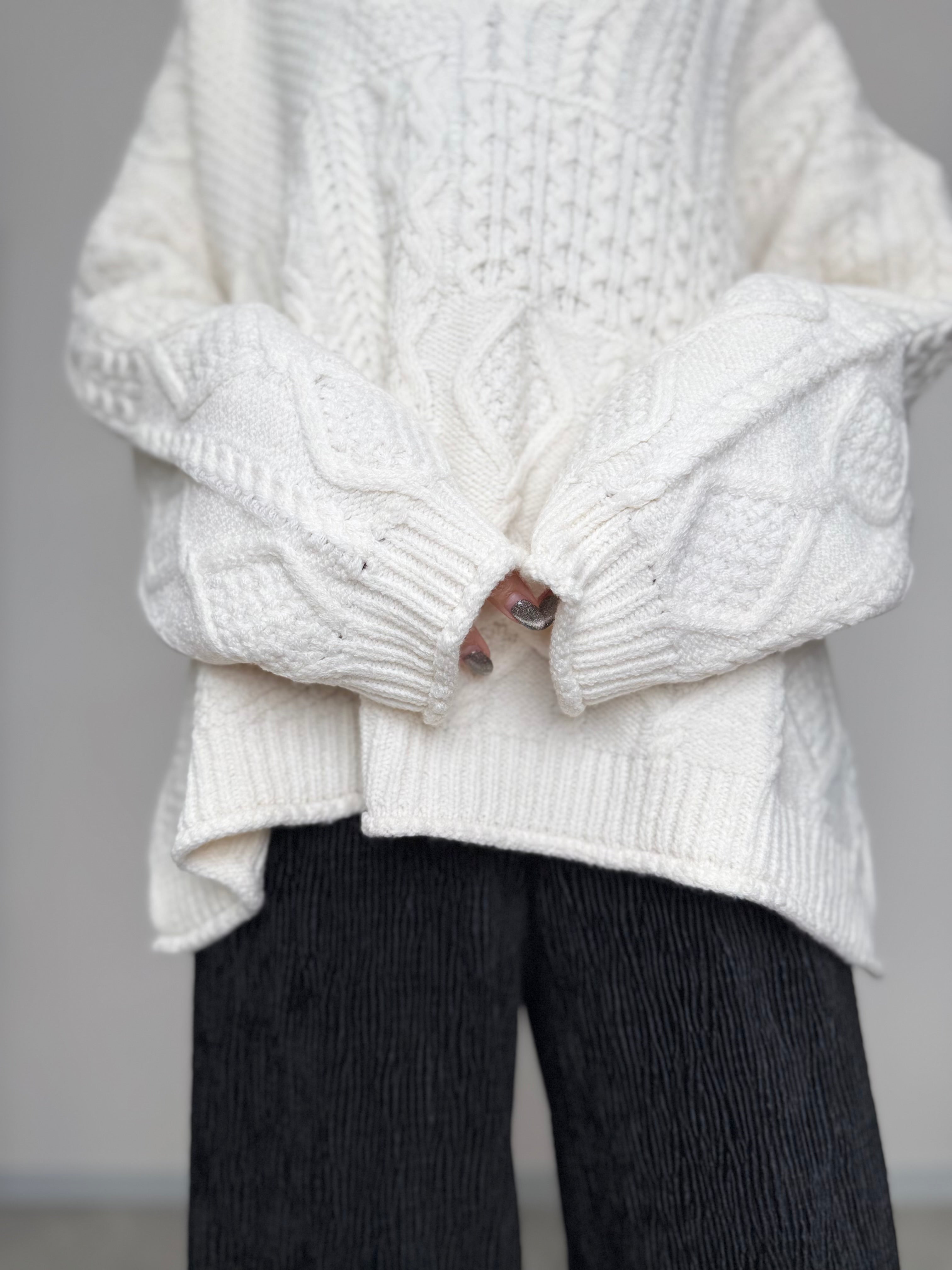 CABLE V NECK OVER KNIT