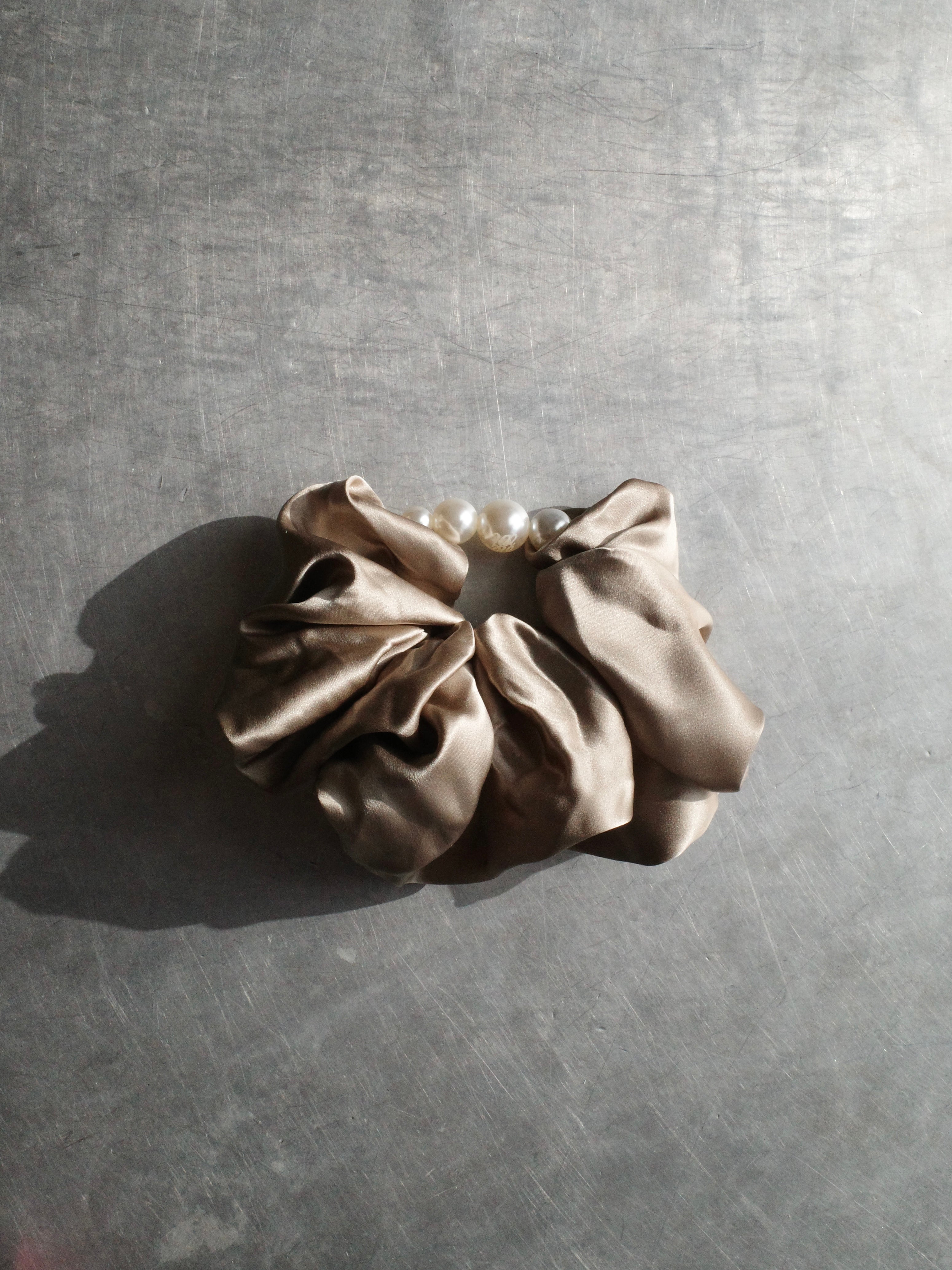NEWI SILK FIVE PEARL SCRUNCHIE【ELEGANT】